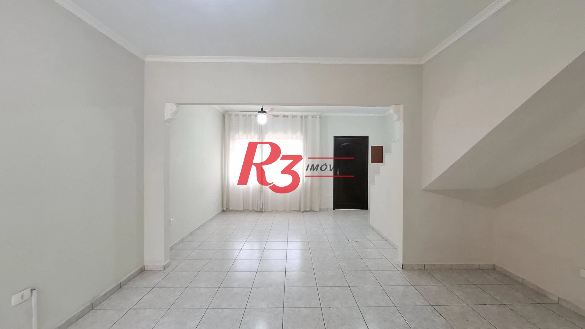 Casa sobrado à venda,  com 3 quartos (1 suíte), 2 vagas, piscina, no Gonzaga, em Santos SP.