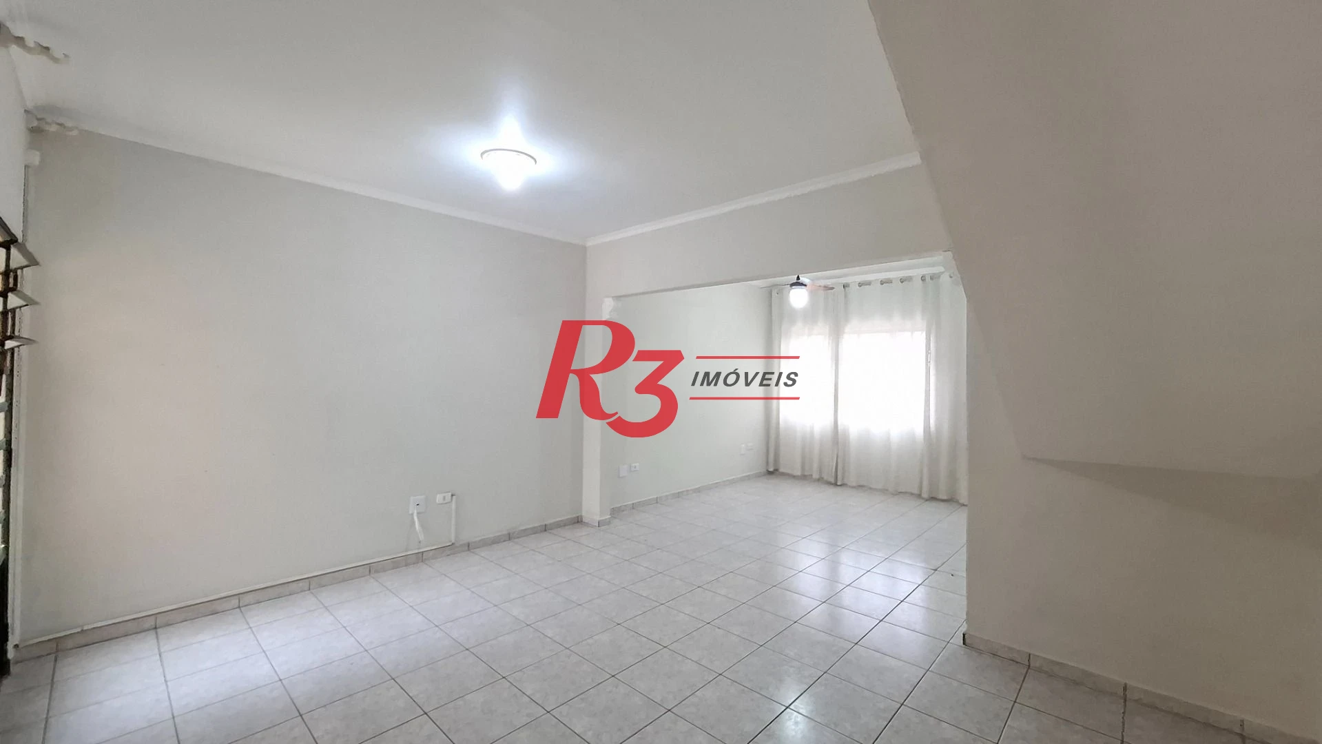 Casa sobrado à venda,  com 3 quartos (1 suíte), 2 vagas, piscina, no Gonzaga, em Santos SP.
