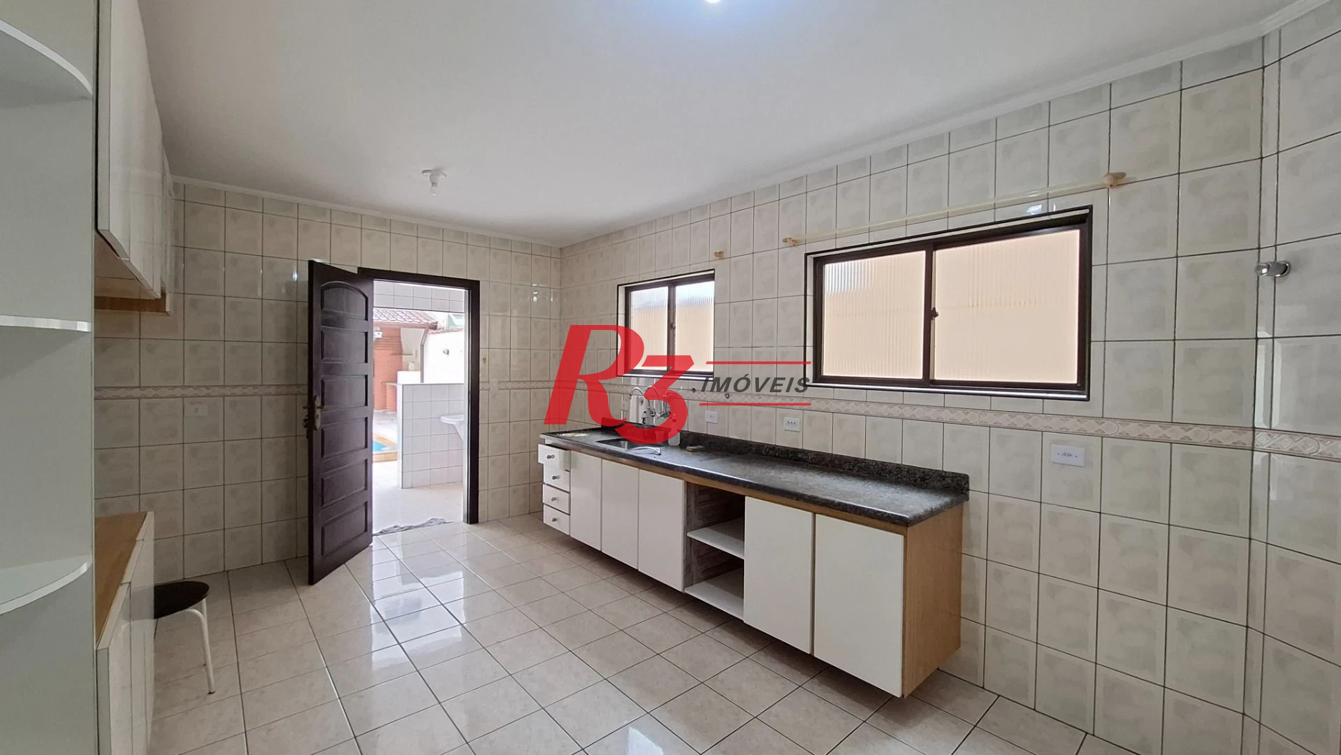 Casa sobrado à venda,  com 3 quartos (1 suíte), 2 vagas, piscina, no Gonzaga, em Santos SP.
