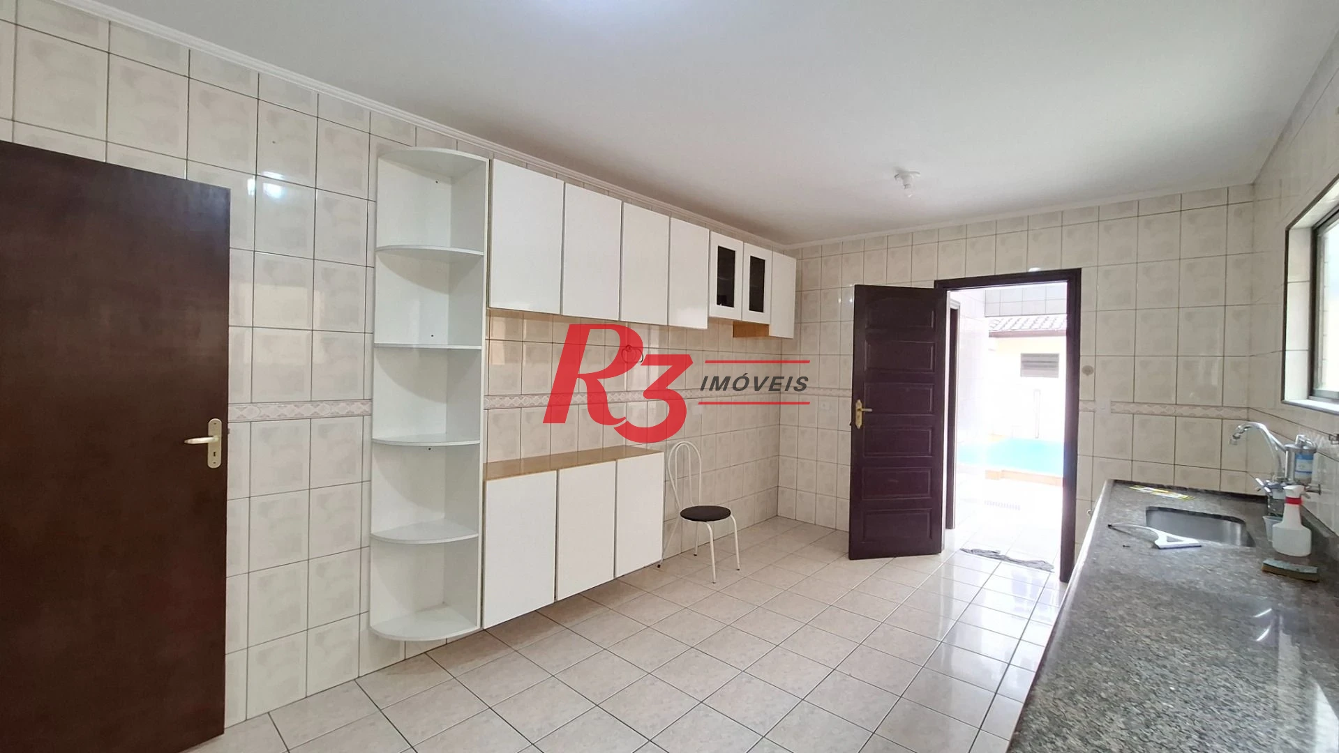 Casa sobrado à venda,  com 3 quartos (1 suíte), 2 vagas, piscina, no Gonzaga, em Santos SP.