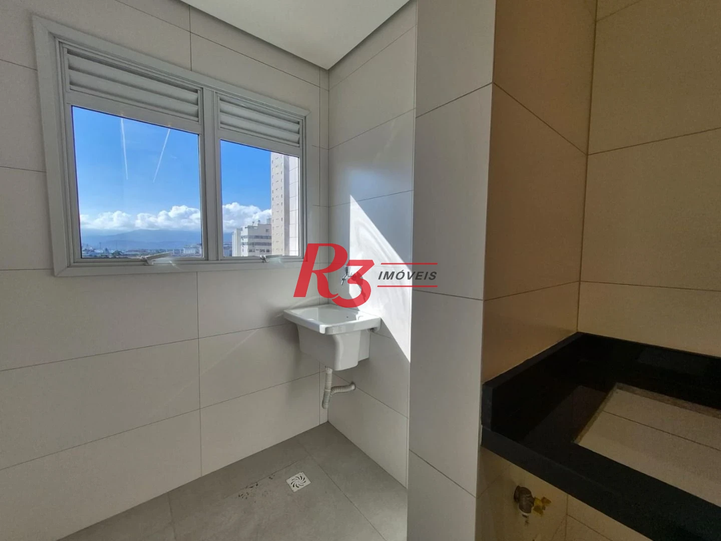 Que tal ser o 1° morador de um lindo apartamento que estamos alugando em Santos, com 2 quartos, sacada e lazer completo, tudo novinho?