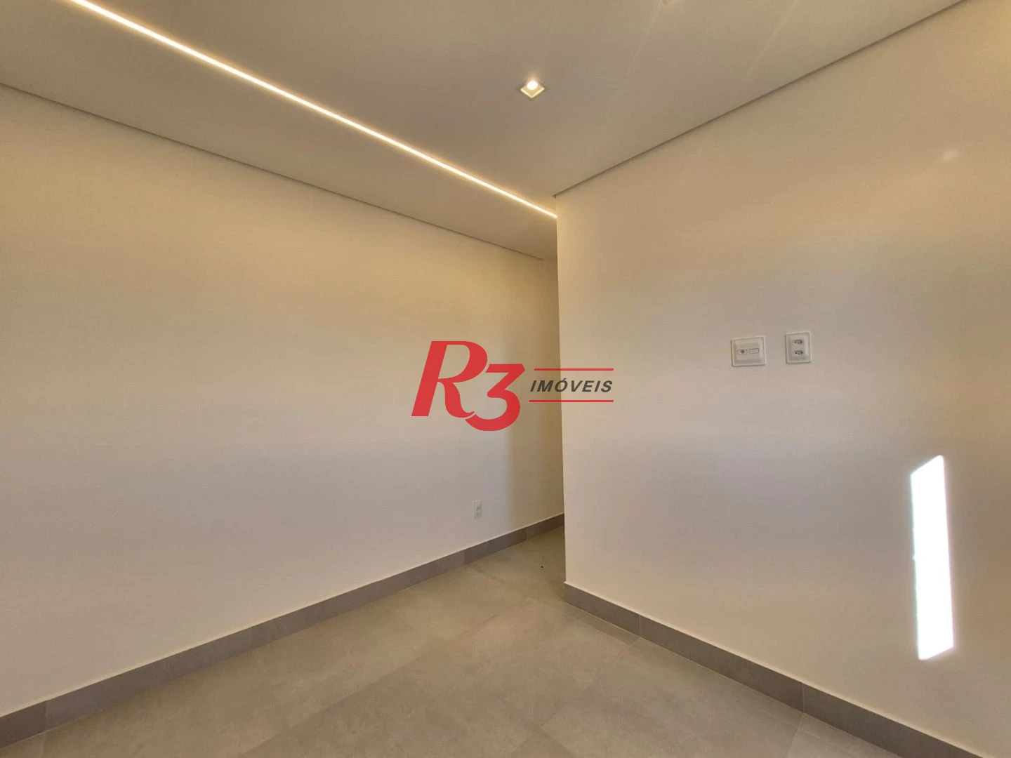 Que tal ser o 1° morador de um lindo apartamento que estamos alugando em Santos, com 2 quartos, sacada e lazer completo, tudo novinho?
