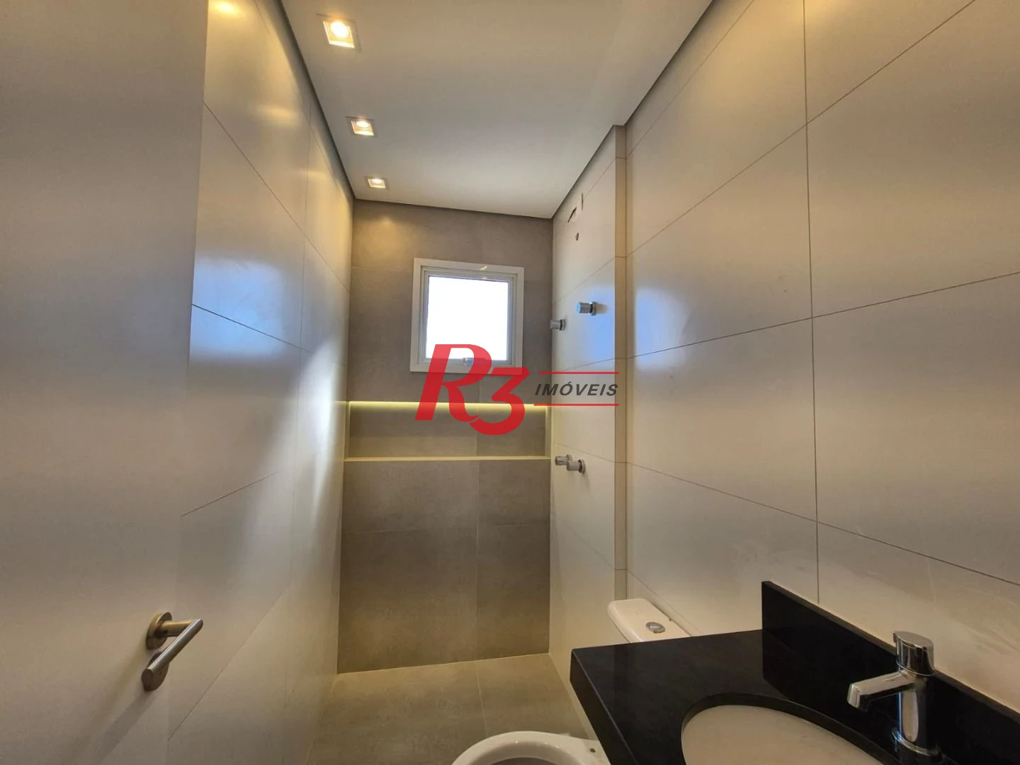 Que tal ser o 1° morador de um lindo apartamento que estamos alugando em Santos, com 2 quartos, sacada e lazer completo, tudo novinho?