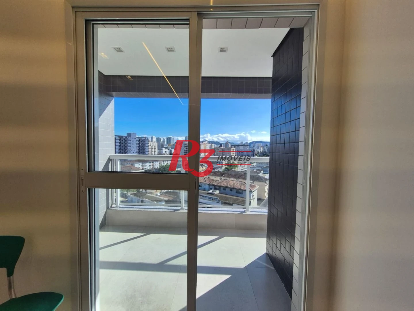Que tal ser o 1° morador de um lindo apartamento que estamos alugando em Santos, com 2 quartos, sacada e lazer completo, tudo novinho?