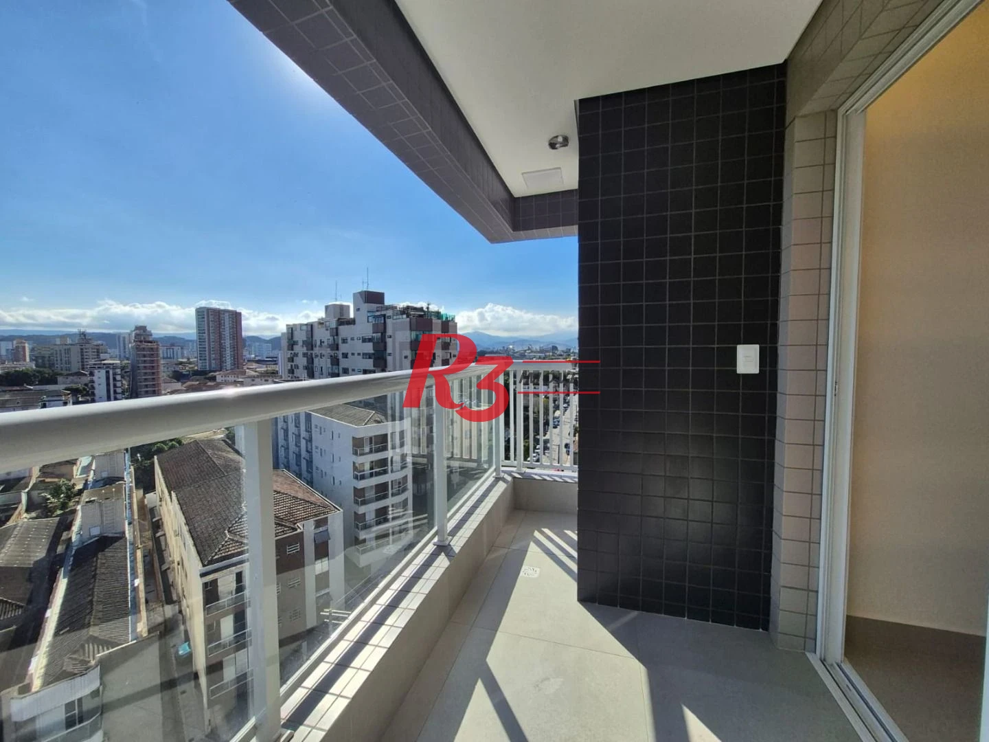 Que tal ser o 1° morador de um lindo apartamento que estamos alugando em Santos, com 2 quartos, sacada e lazer completo, tudo novinho?