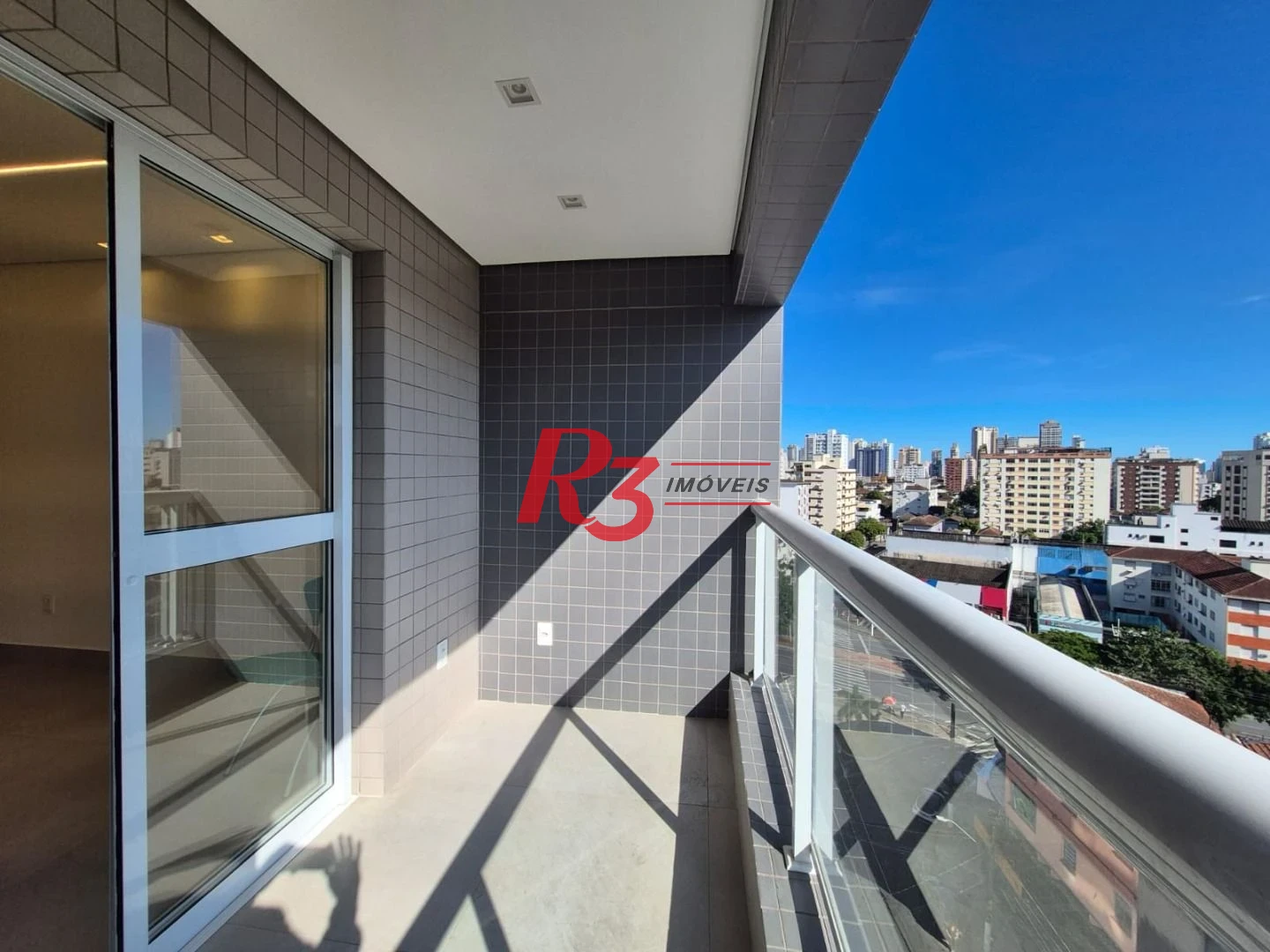 Que tal ser o 1° morador de um lindo apartamento que estamos alugando em Santos, com 2 quartos, sacada e lazer completo, tudo novinho?