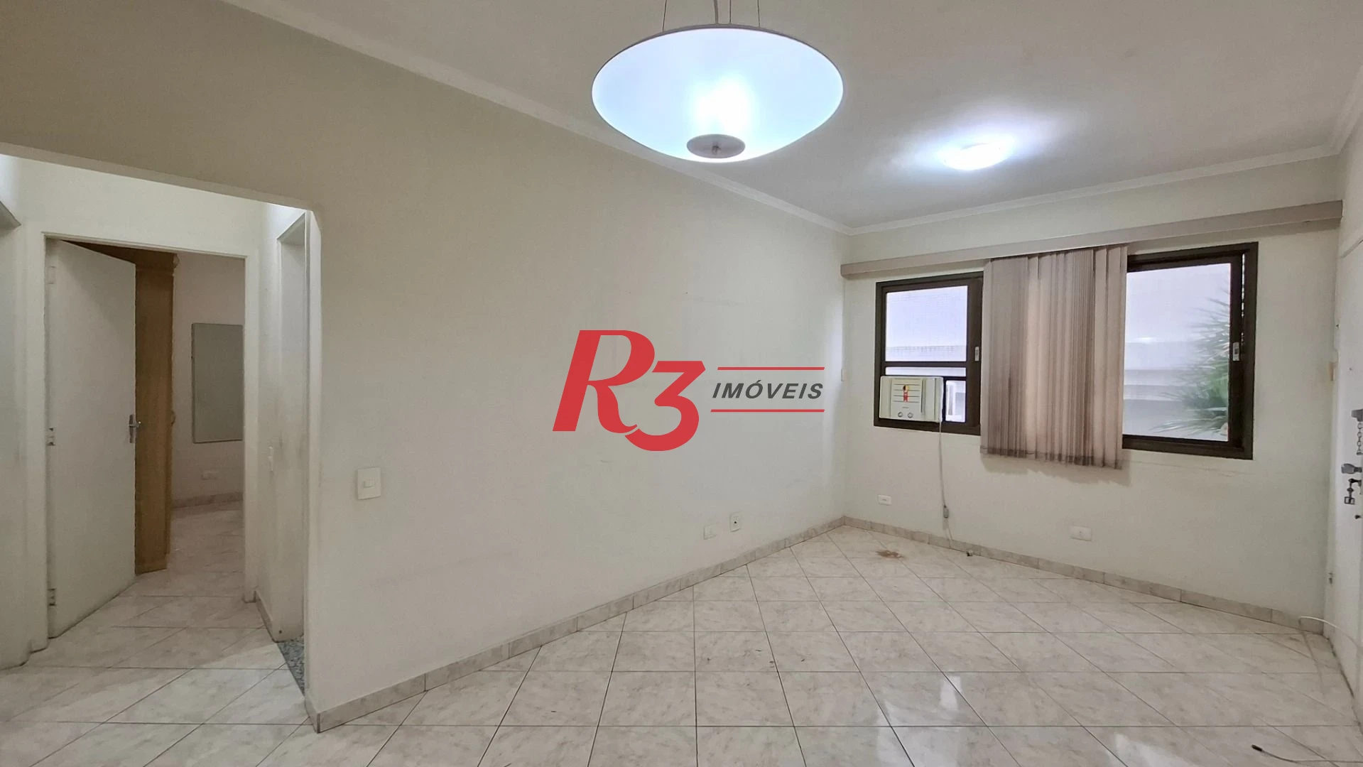 Apartamento à venda, 2 quartos, 1 vaga, prédio frente praia, no Gonzaga, Santos SP