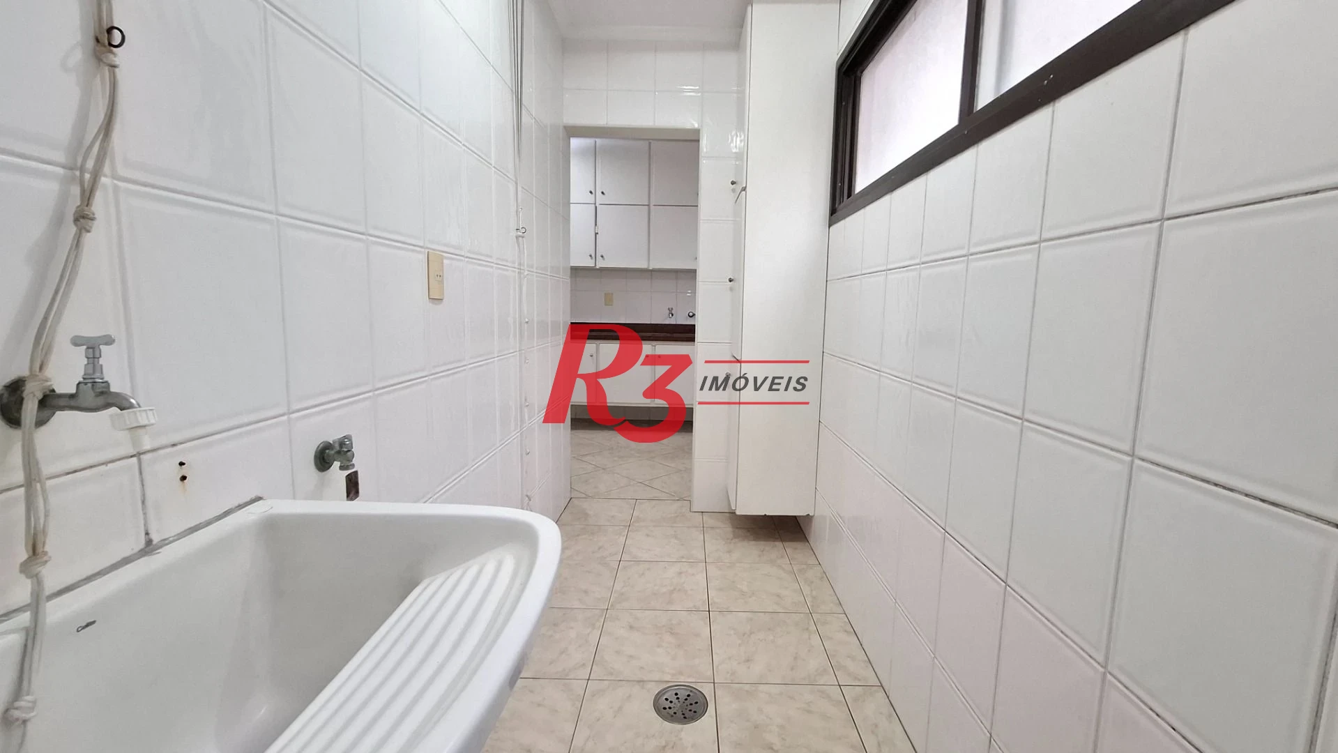 Apartamento à venda, 2 quartos, 1 vaga, prédio frente praia, no Gonzaga, Santos SP