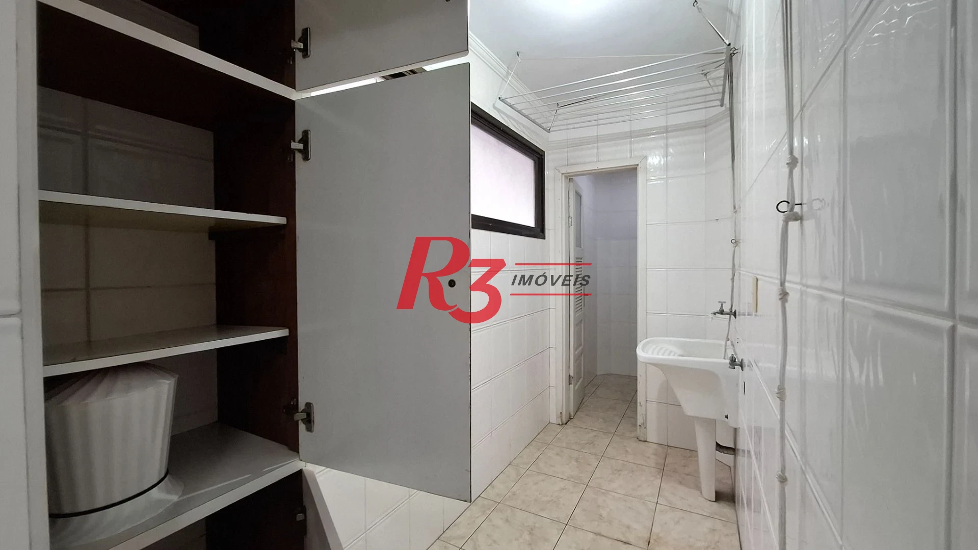 Apartamento à venda, 2 quartos, 1 vaga, prédio frente praia, no Gonzaga, Santos SP