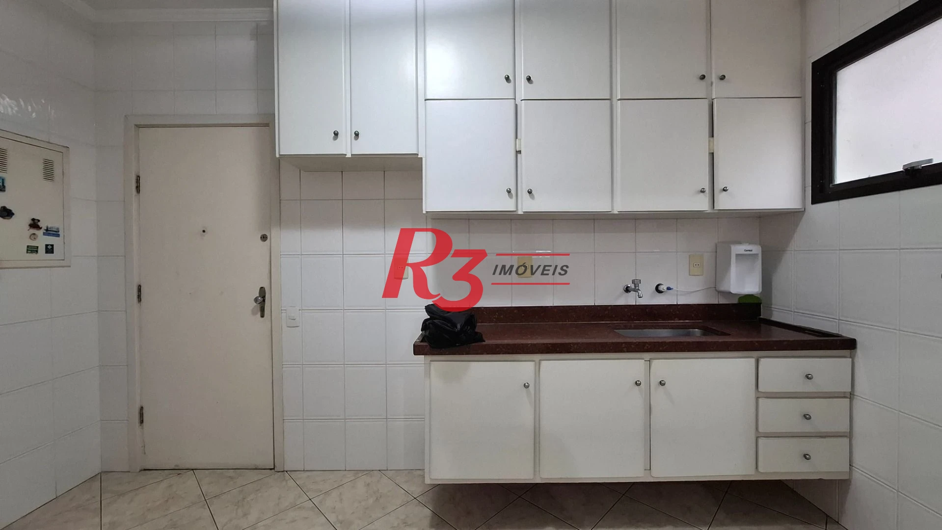 Apartamento à venda, 2 quartos, 1 vaga, prédio frente praia, no Gonzaga, Santos SP
