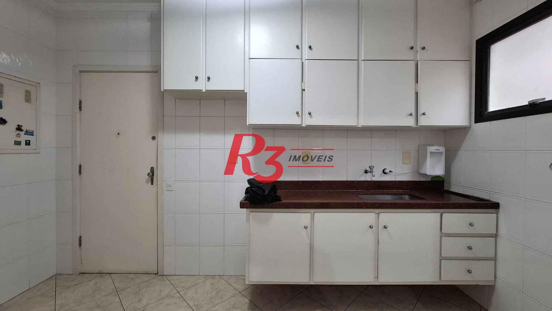 Apartamento à venda, 2 quartos, 1 vaga, prédio frente praia, no Gonzaga, Santos SP