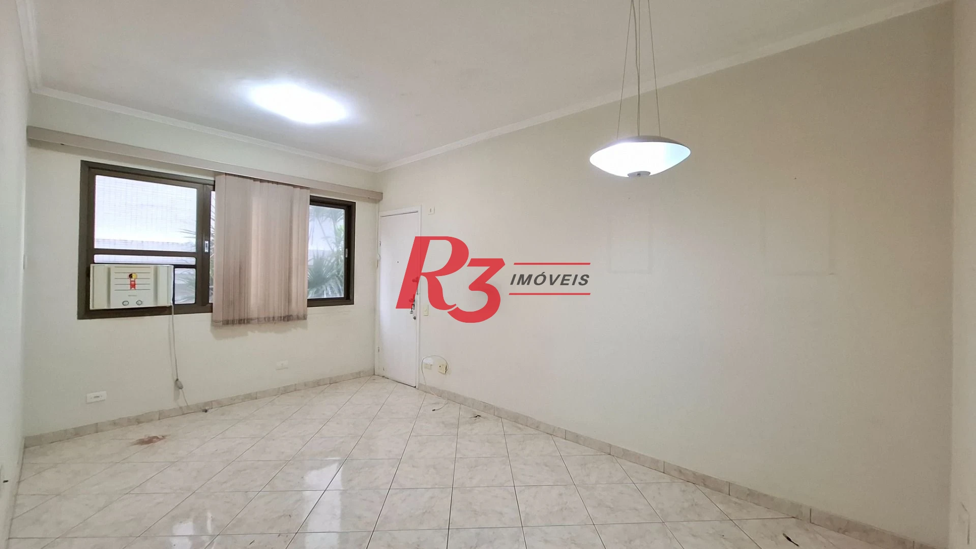 Apartamento à venda, 2 quartos, 1 vaga, prédio frente praia, no Gonzaga, Santos SP