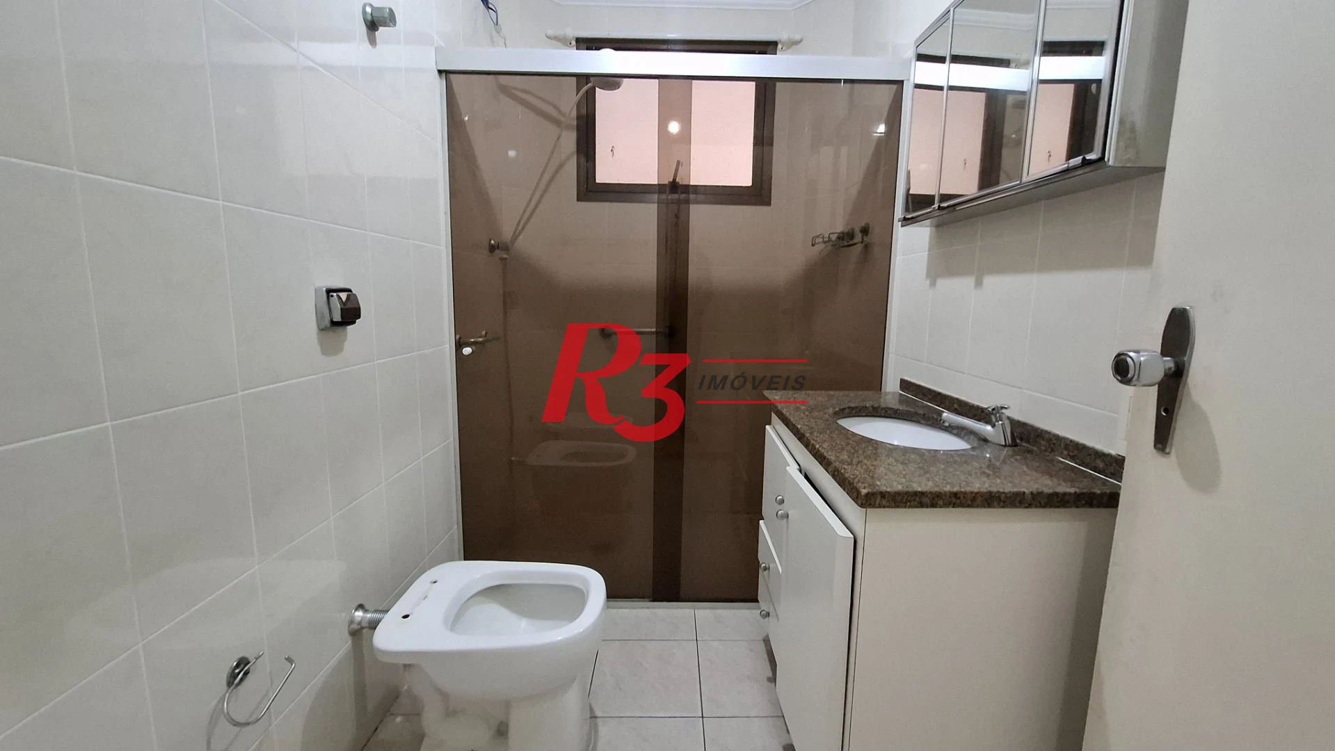 Apartamento à venda, 2 quartos, 1 vaga, prédio frente praia, no Gonzaga, Santos SP