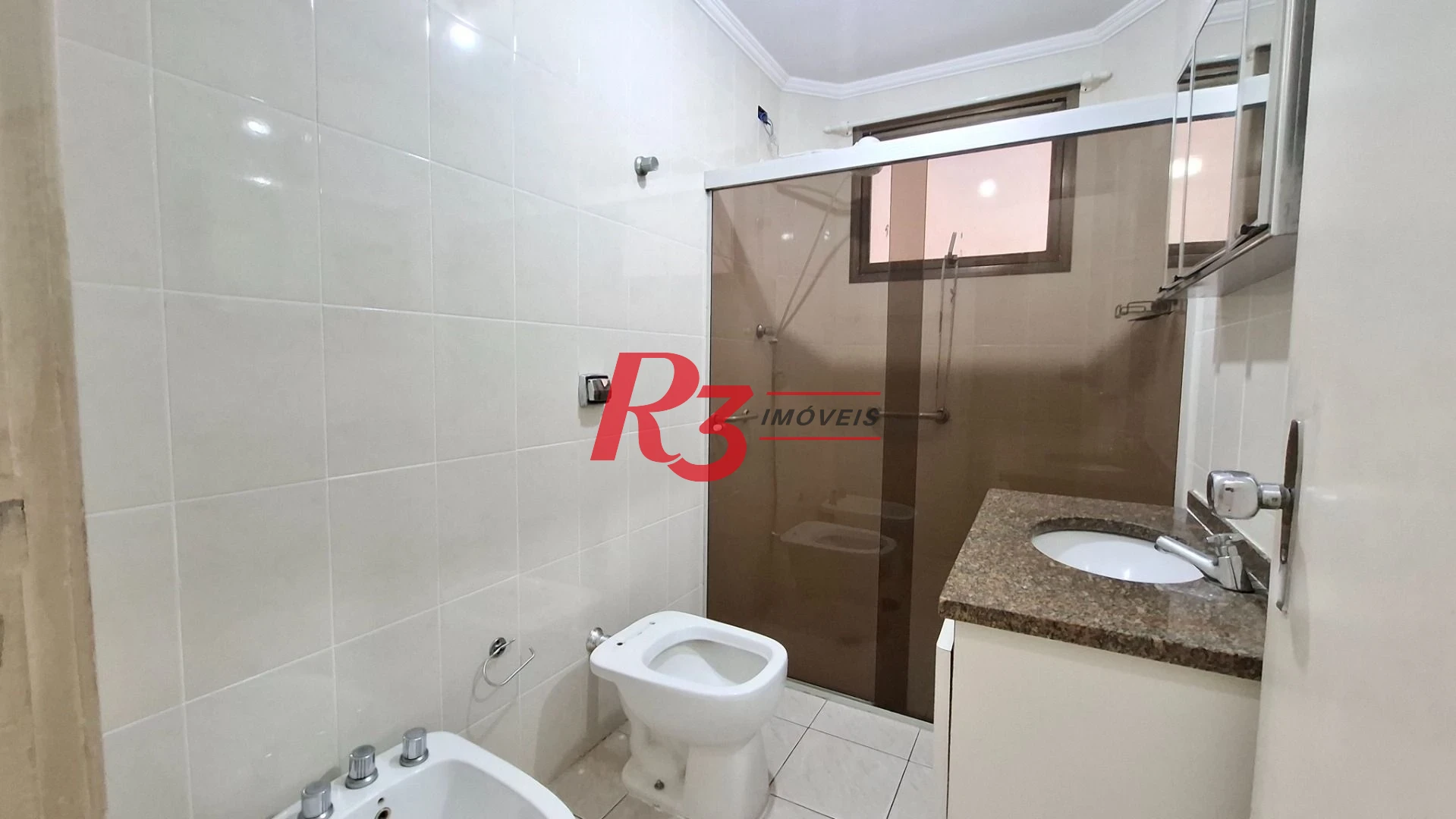 Apartamento à venda, 2 quartos, 1 vaga, prédio frente praia, no Gonzaga, Santos SP