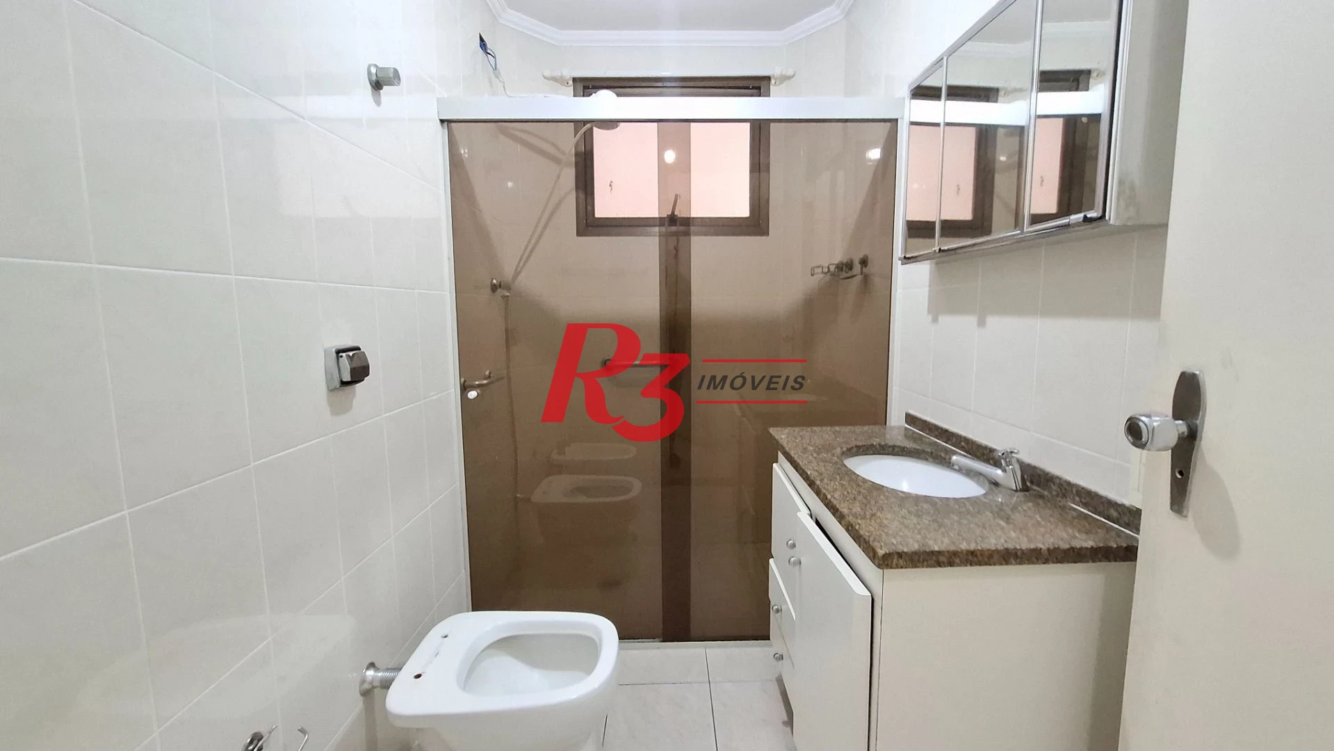 Apartamento à venda, 2 quartos, 1 vaga, prédio frente praia, no Gonzaga, Santos SP
