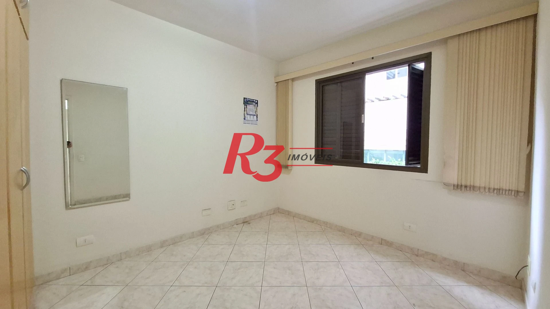 Apartamento à venda, 2 quartos, 1 vaga, prédio frente praia, no Gonzaga, Santos SP