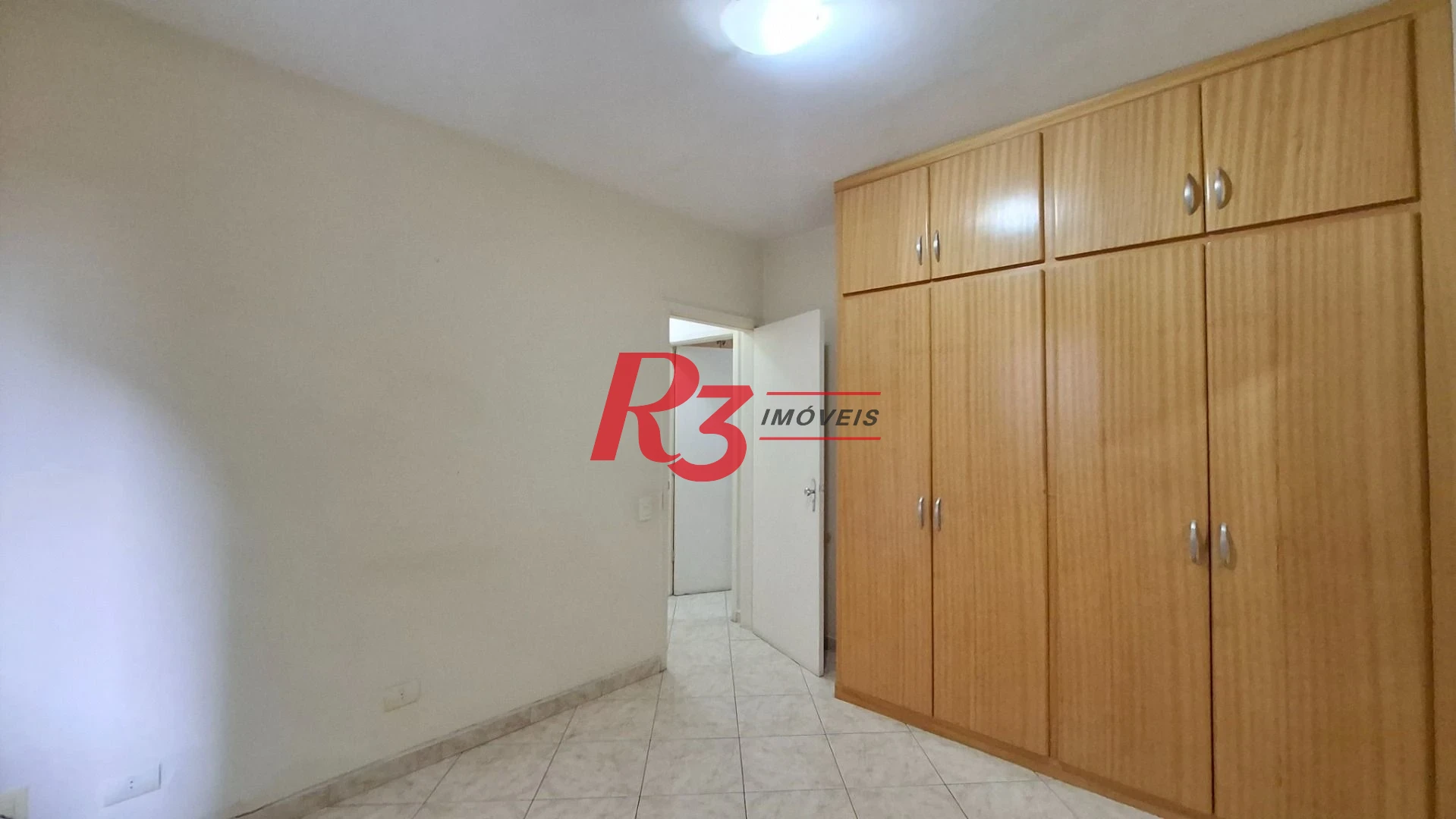 Apartamento à venda, 2 quartos, 1 vaga, prédio frente praia, no Gonzaga, Santos SP