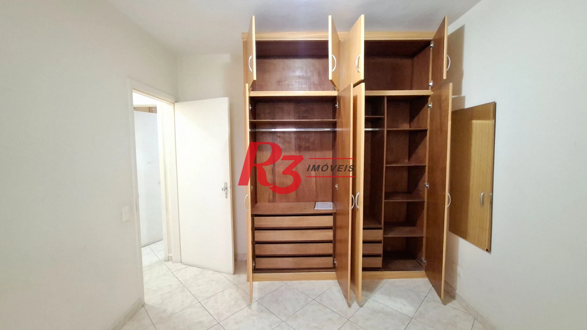 Apartamento à venda, 2 quartos, 1 vaga, prédio frente praia, no Gonzaga, Santos SP
