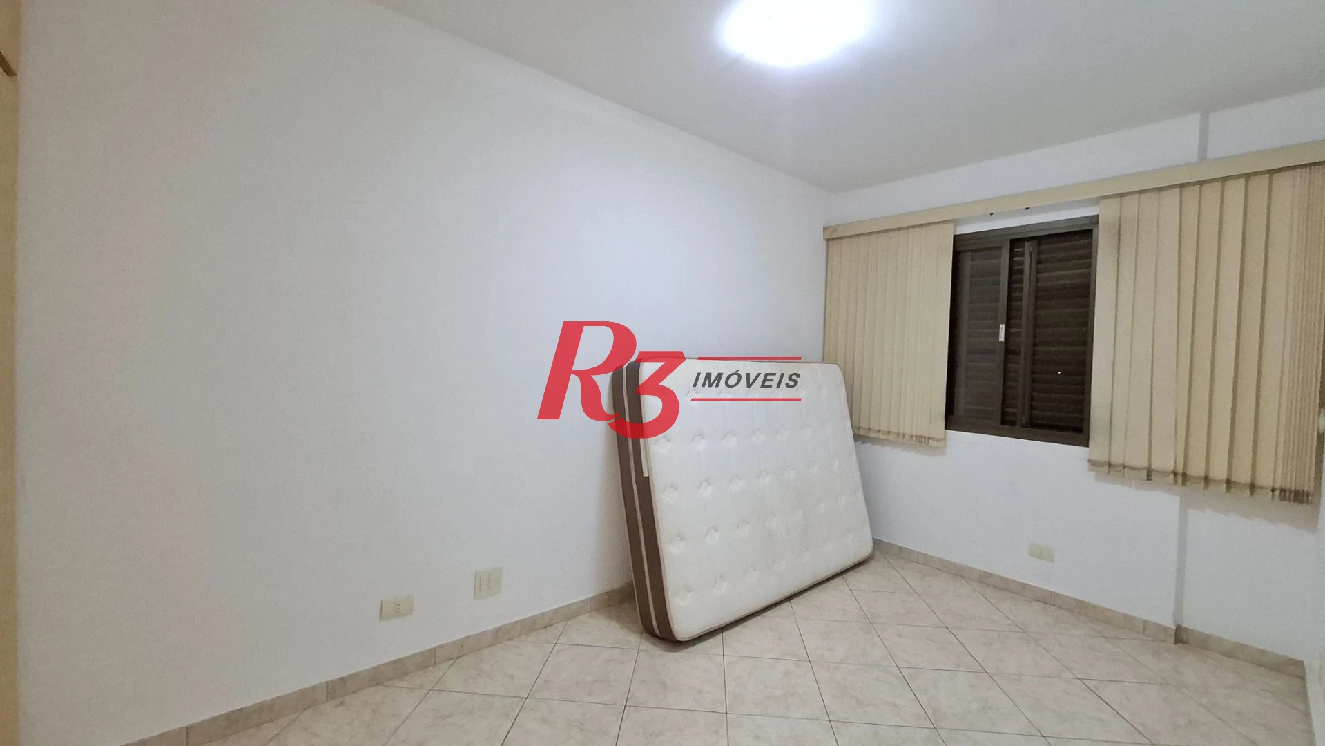 Apartamento à venda, 2 quartos, 1 vaga, prédio frente praia, no Gonzaga, Santos SP