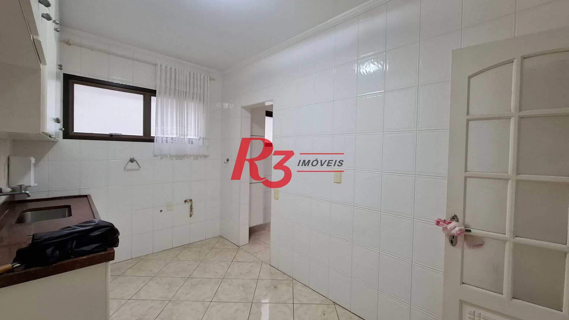 Apartamento à venda, 2 quartos, 1 vaga, prédio frente praia, no Gonzaga, Santos SP