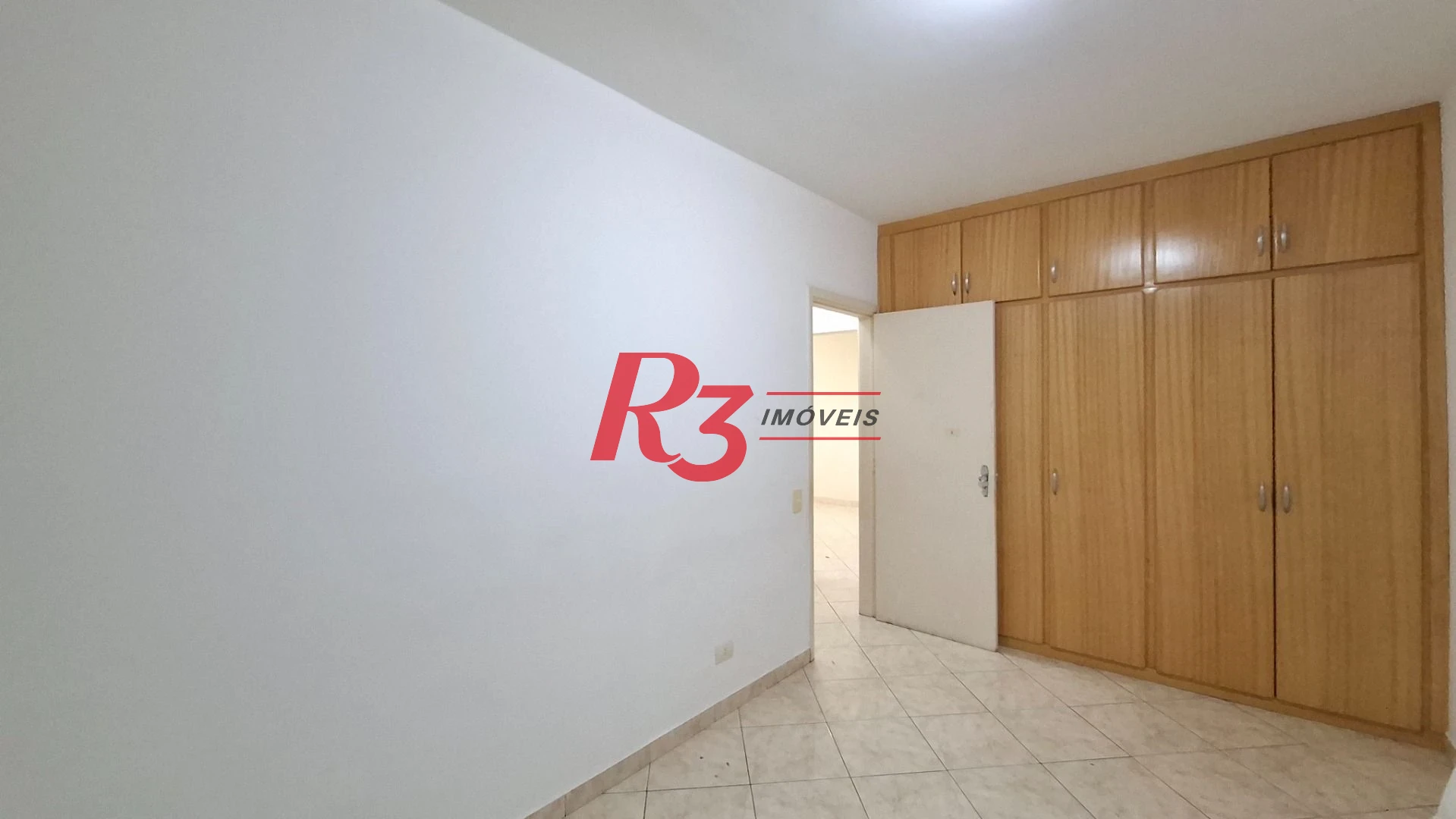 Apartamento à venda, 2 quartos, 1 vaga, prédio frente praia, no Gonzaga, Santos SP