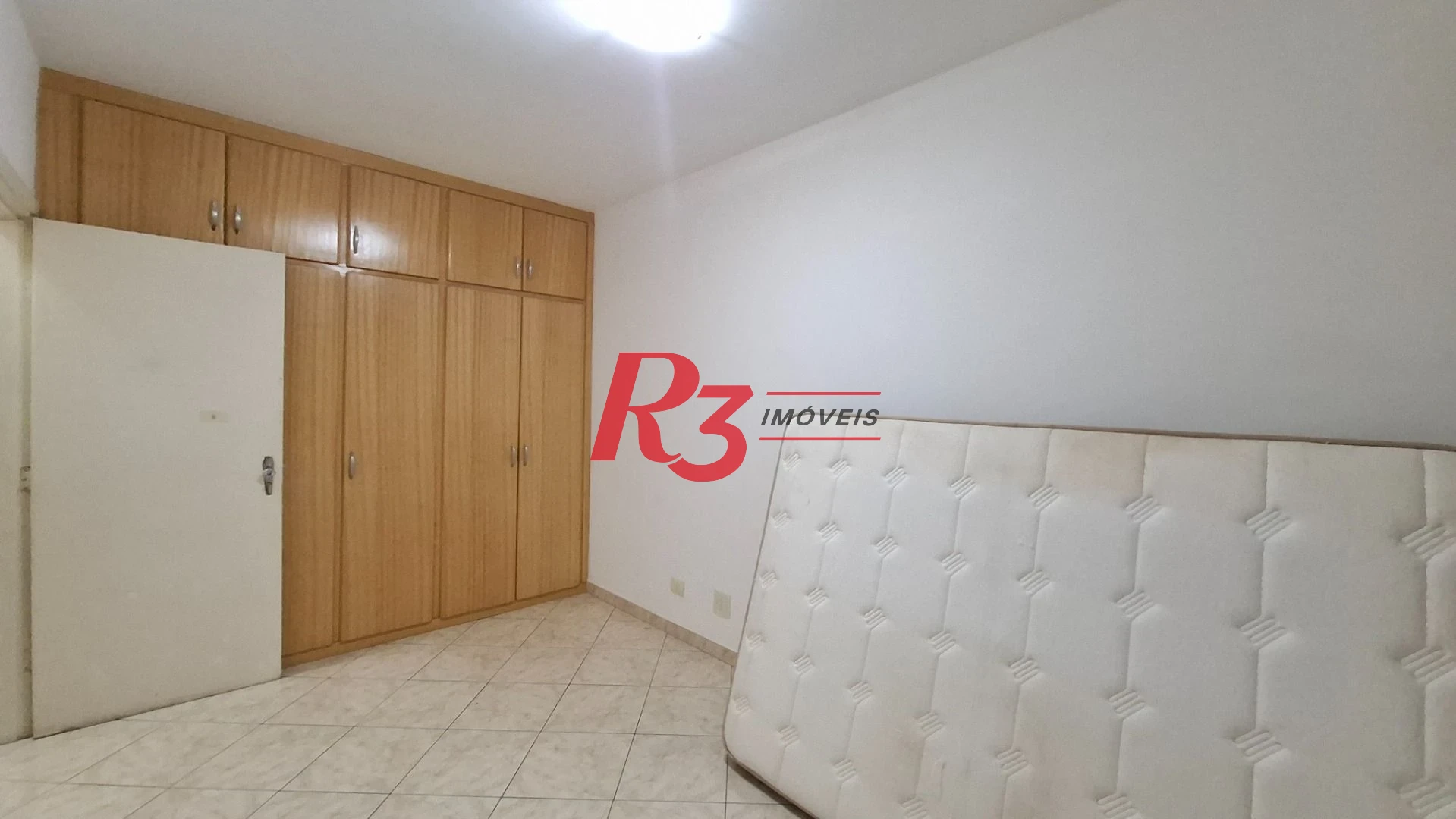 Apartamento à venda, 2 quartos, 1 vaga, prédio frente praia, no Gonzaga, Santos SP
