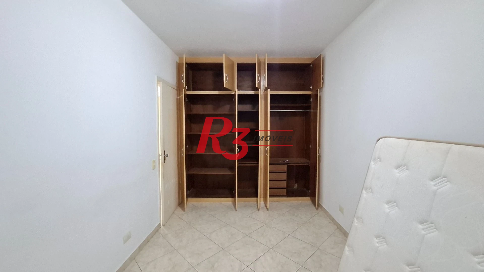 Apartamento à venda, 2 quartos, 1 vaga, prédio frente praia, no Gonzaga, Santos SP