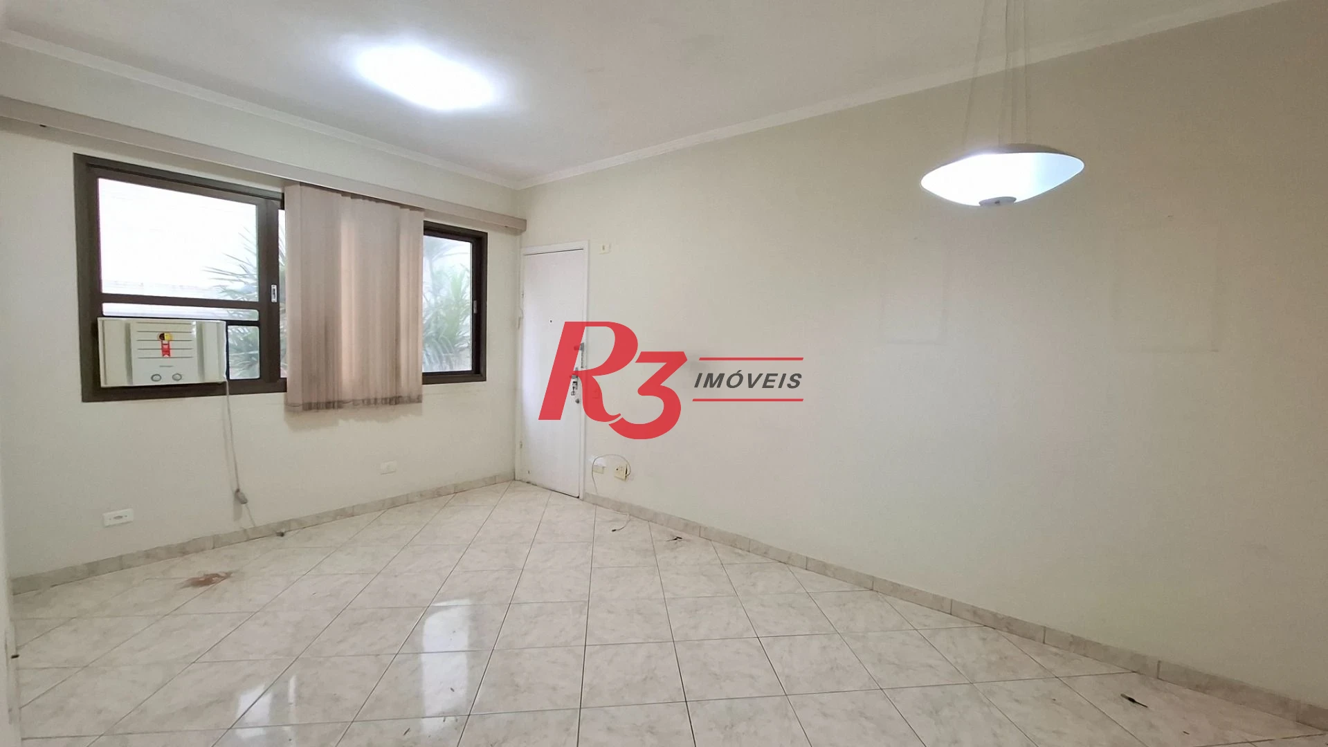 Apartamento à venda, 2 quartos, 1 vaga, prédio frente praia, no Gonzaga, Santos SP