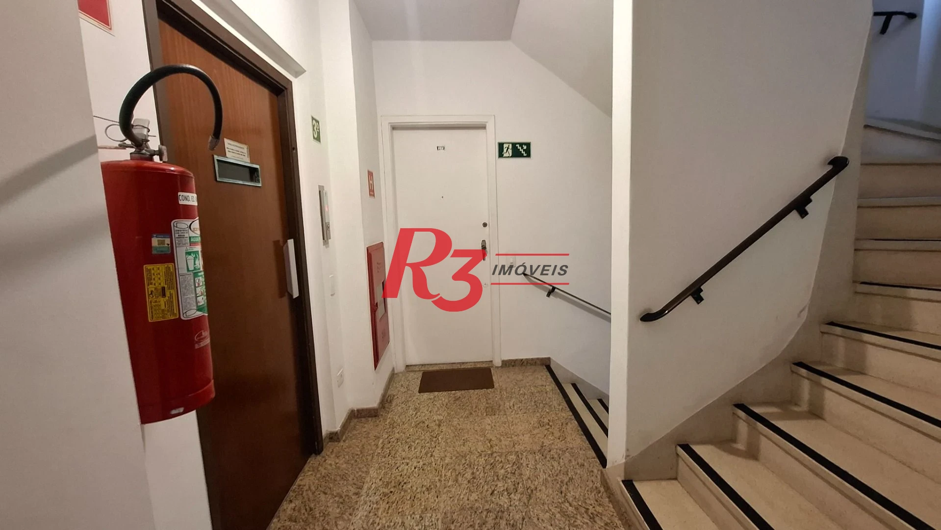 Apartamento à venda, 2 quartos, 1 vaga, prédio frente praia, no Gonzaga, Santos SP