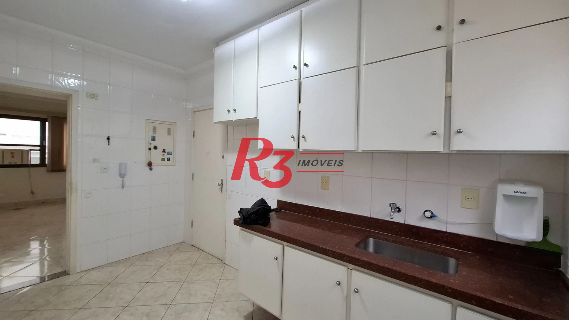 Apartamento à venda, 2 quartos, 1 vaga, prédio frente praia, no Gonzaga, Santos SP