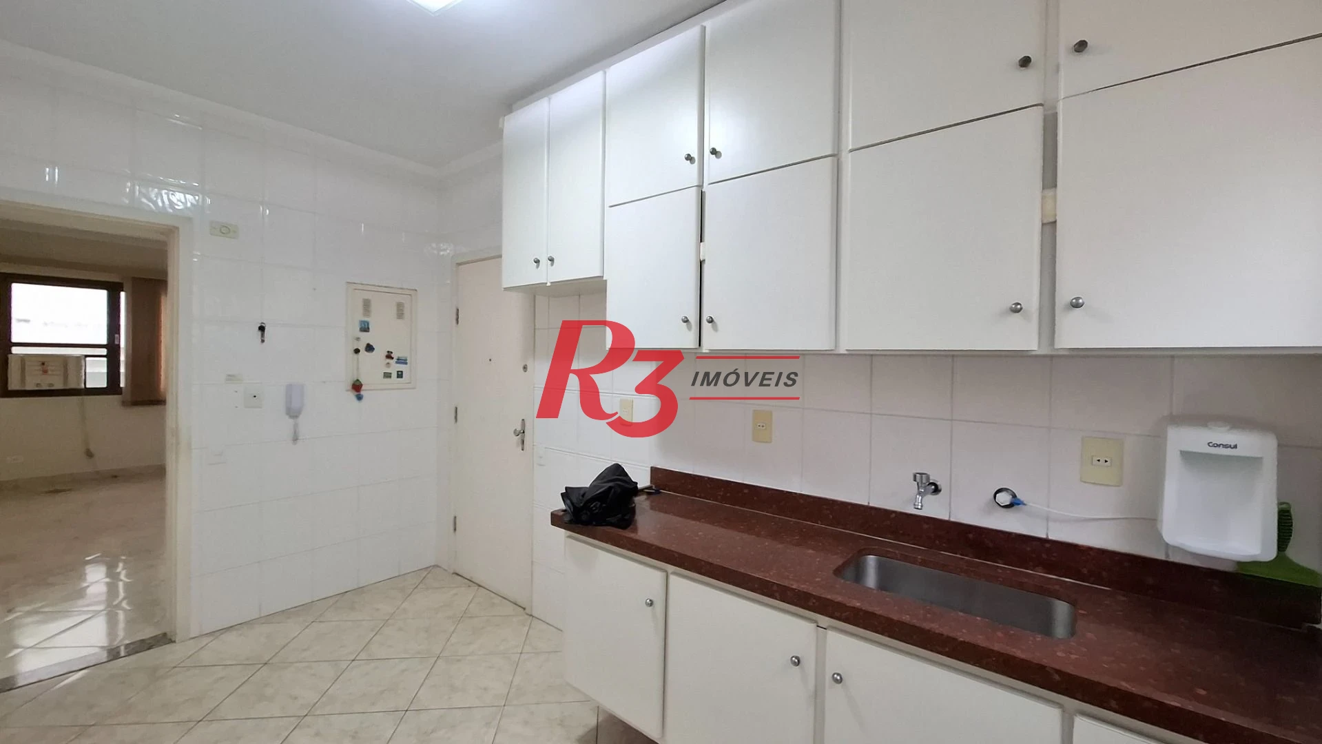Apartamento à venda, 2 quartos, 1 vaga, prédio frente praia, no Gonzaga, Santos SP