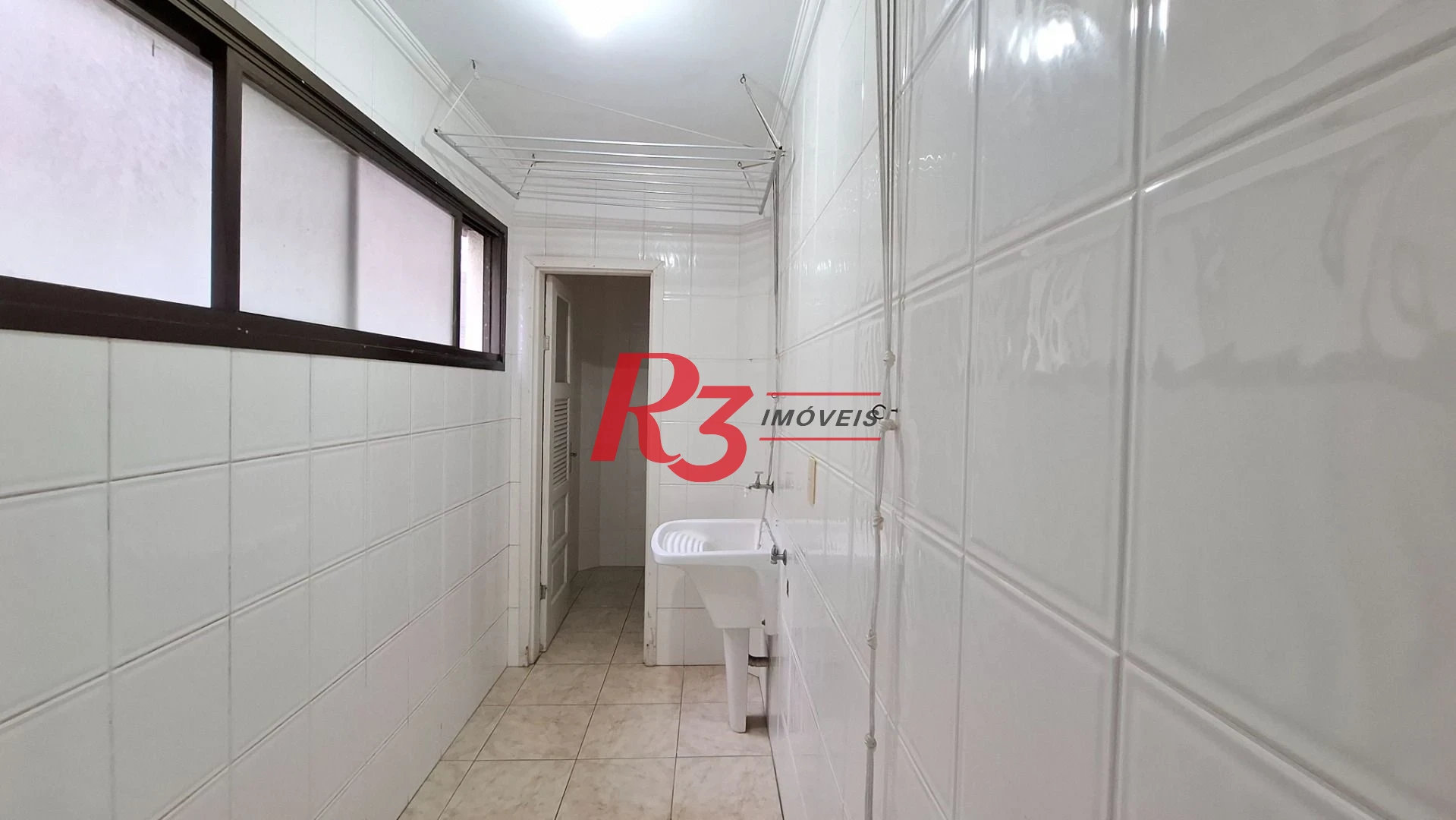 Apartamento à venda, 2 quartos, 1 vaga, prédio frente praia, no Gonzaga, Santos SP
