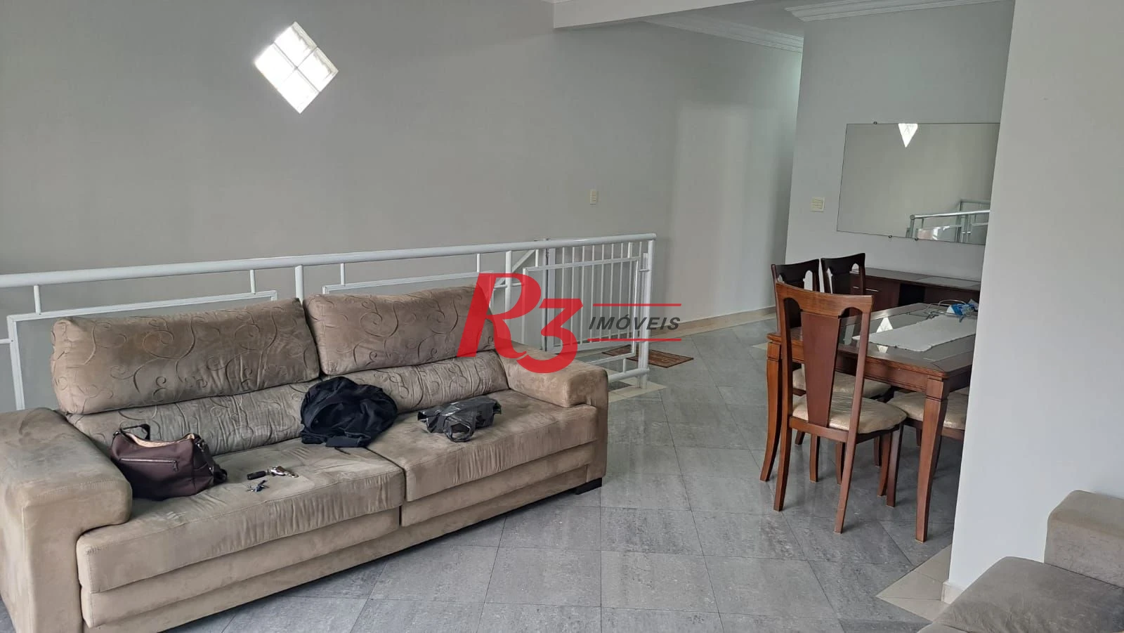 Excelente casa sobreposta alta!