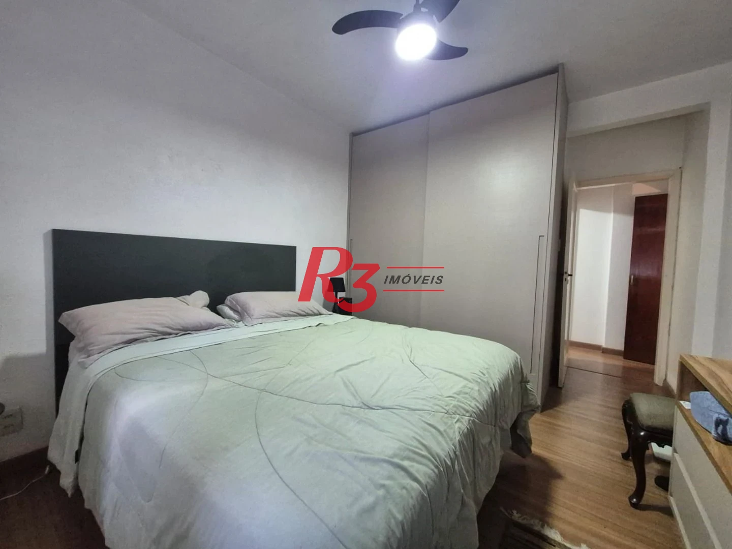 Oportunidade na orla da praia do Boqueirão, 1 quarto + dependência completa, 60 m², 1 vaga coletiva, 3 elevadores novos, elétrica do prédio nova!