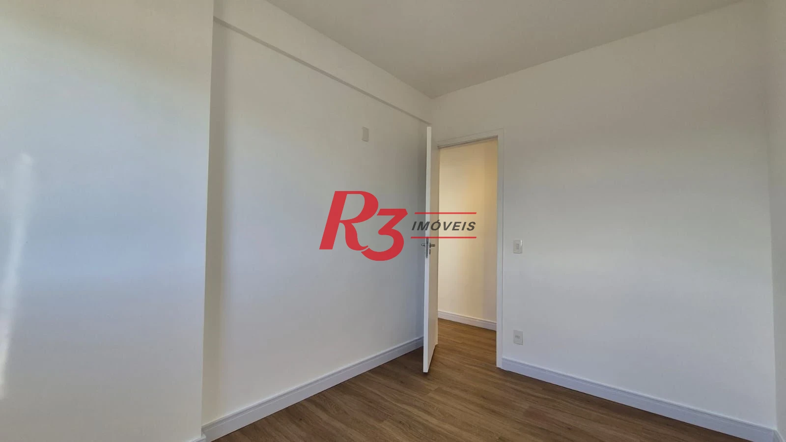 Oportunidade! Apartamento de 2 quartos em Santos com sacada vista livre, andar alto, lazer completo, 1 vaga, 380 mil, oportunidade!