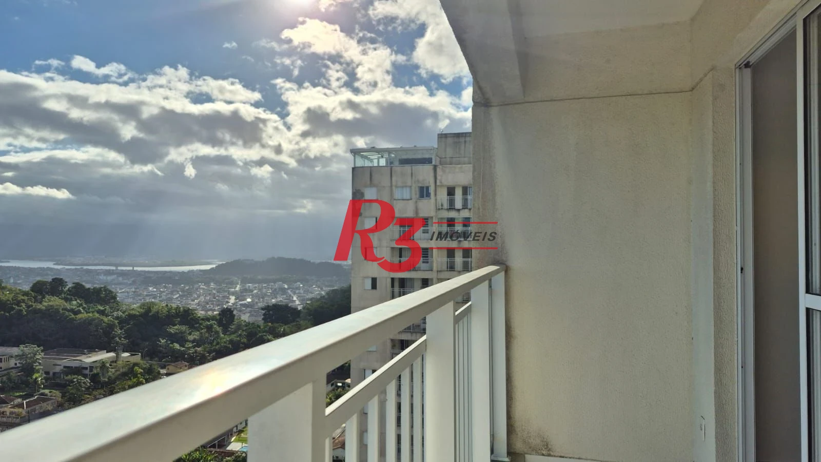Oportunidade! Apartamento de 2 quartos em Santos com sacada vista livre, andar alto, lazer completo, 1 vaga, 380 mil, oportunidade!