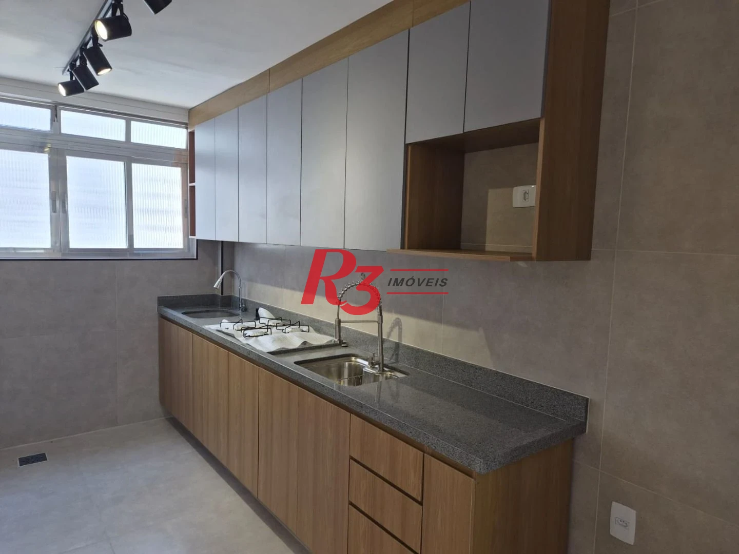 Apartamento com 2 dormitórios à venda, 99 m² por R$ 570.000,00 - Gonzaga - Santos/SP