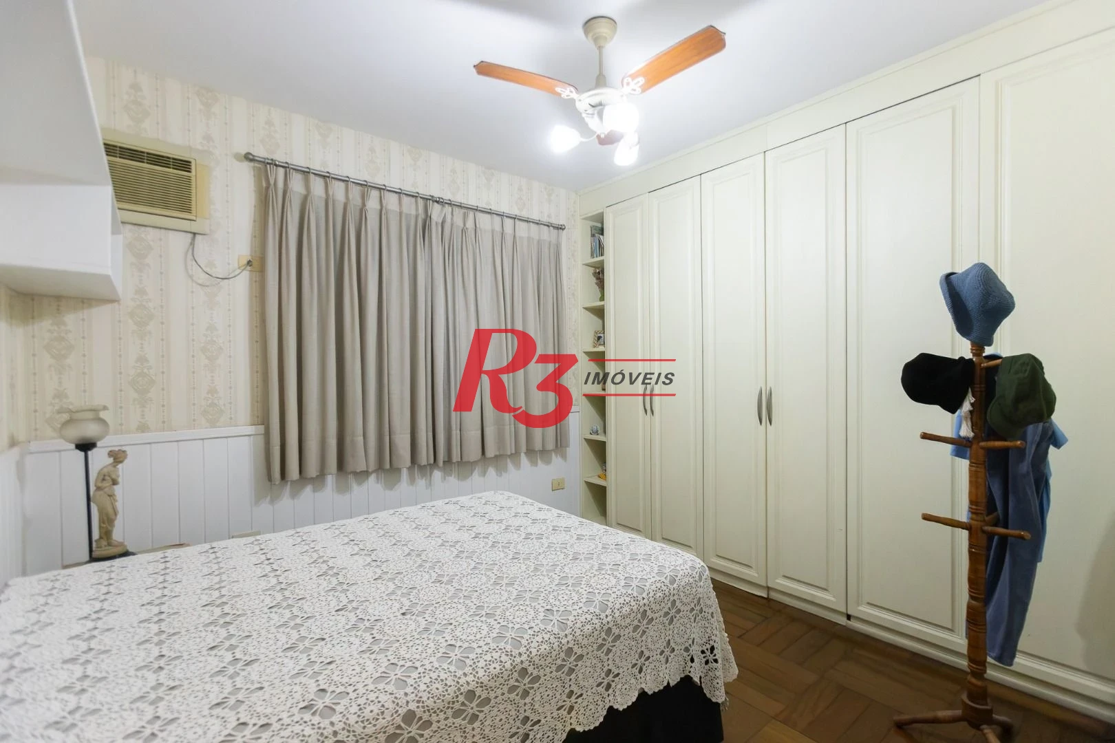 Casa com 3 dormitórios à venda, 242 m² por R$ 2.100.000,00 - Embaré - Santos/SP