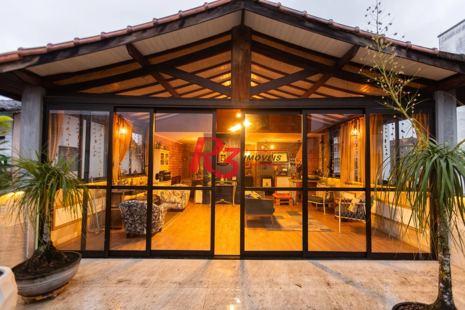 Casa com 3 dormitórios à venda, 242 m² por R$ 2.100.000,00 - Embaré - Santos/SP