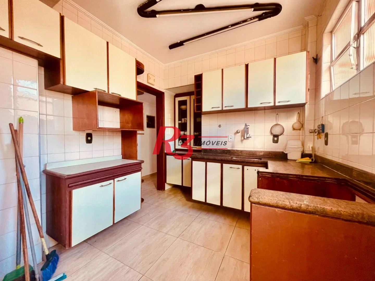 Apartamento com 2 dormitórios à venda, 75 m² por R$ 695.000,00 - Gonzaga - Santos/SP