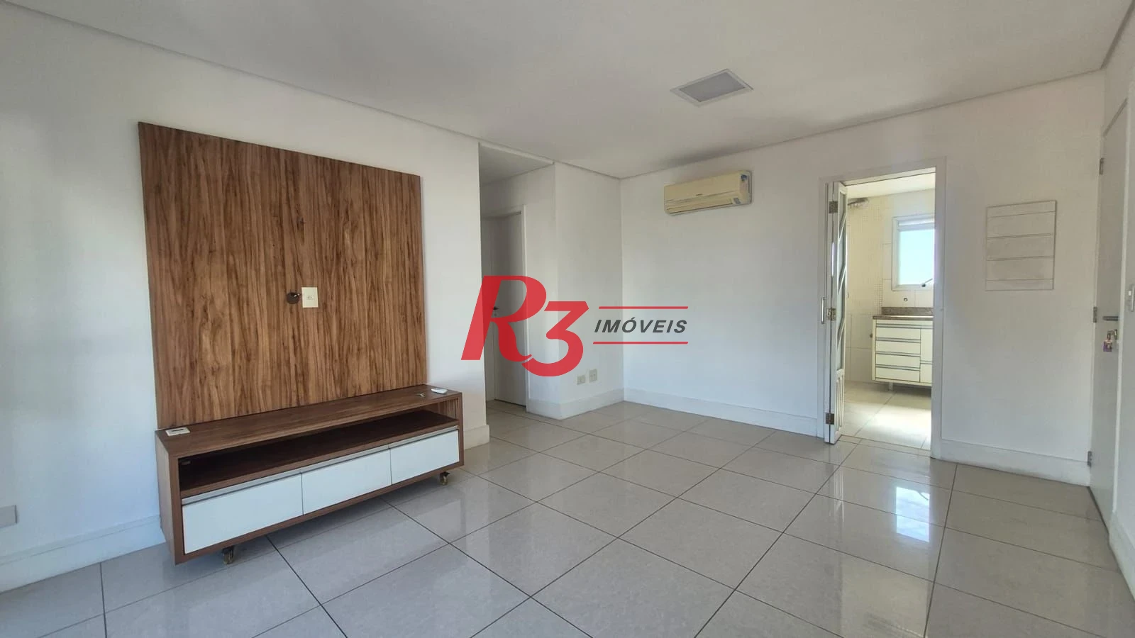 Oportunidade para locação, 2 quartos, 2 sacadas grandes, 3 wcs, lazer completo e 1 vaga demarcada, rico em planejados! Oportunidade!!!