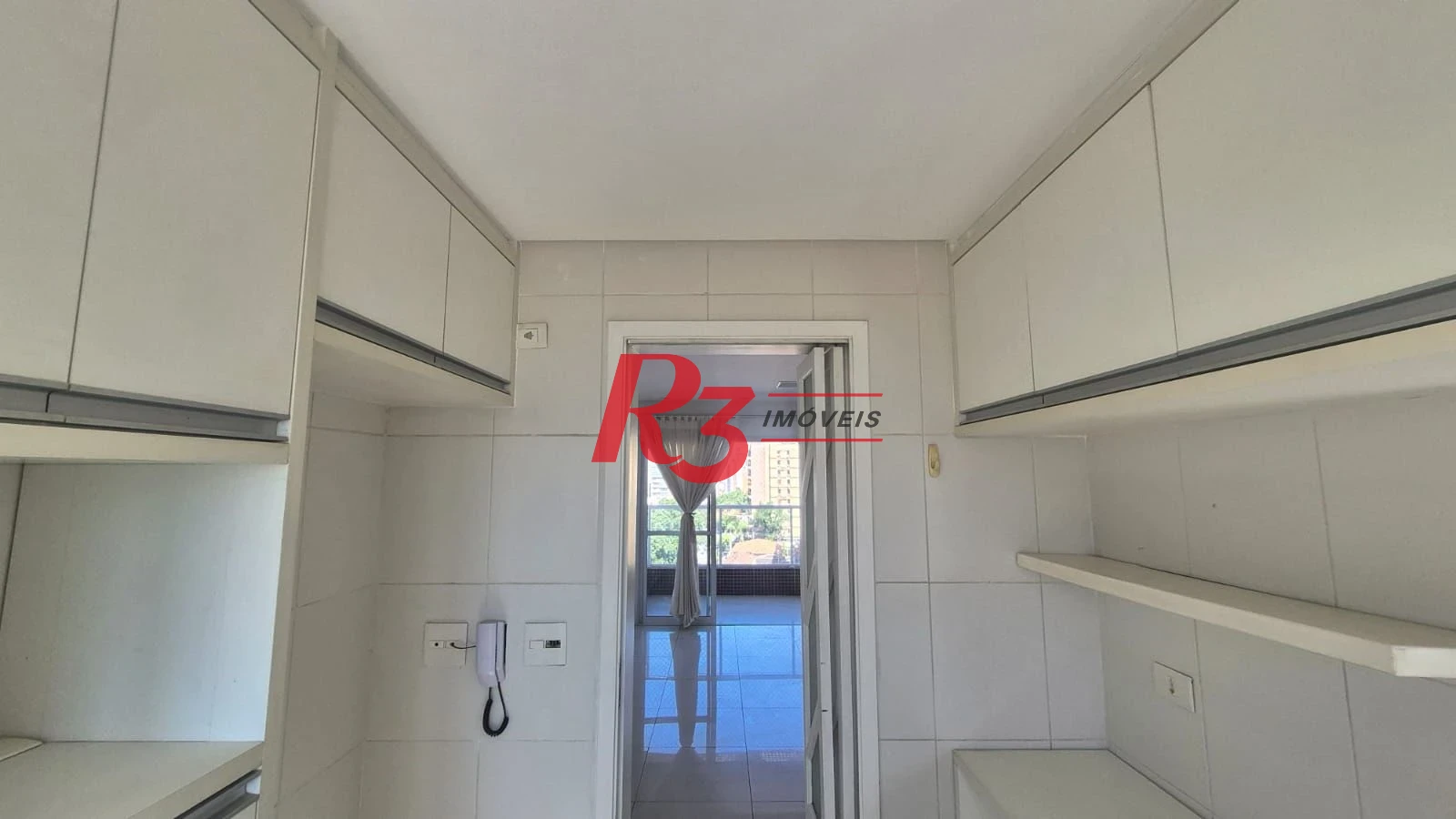 Oportunidade para locação, 2 quartos, 2 sacadas grandes, 3 wcs, lazer completo e 1 vaga demarcada, rico em planejados! Oportunidade!!!