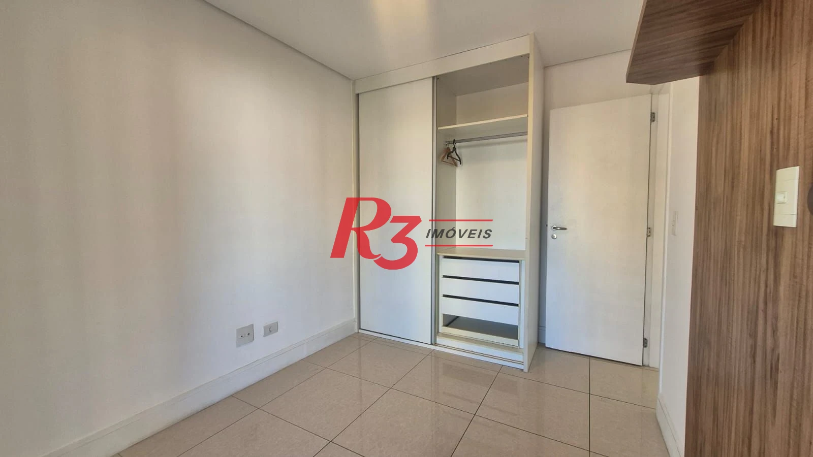 Oportunidade para locação, 2 quartos, 2 sacadas grandes, 3 wcs, lazer completo e 1 vaga demarcada, rico em planejados! Oportunidade!!!
