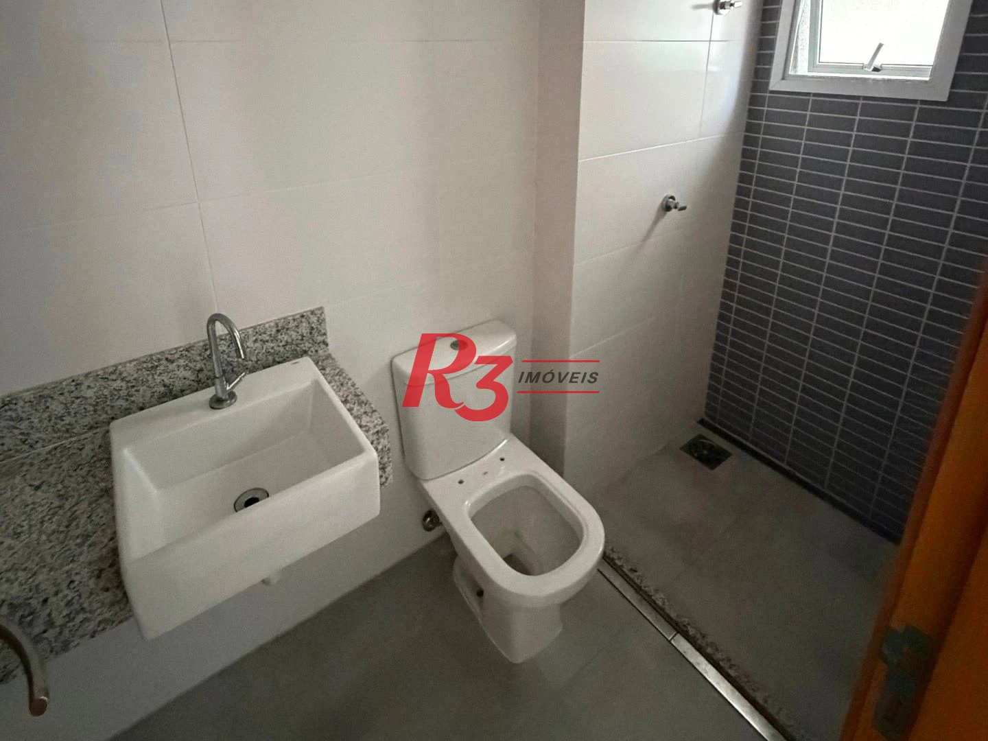 Apartamento com 3 dormitórios à venda, 146 m² por R$ 1.300.000,00 - Tombo - Guarujá/SP