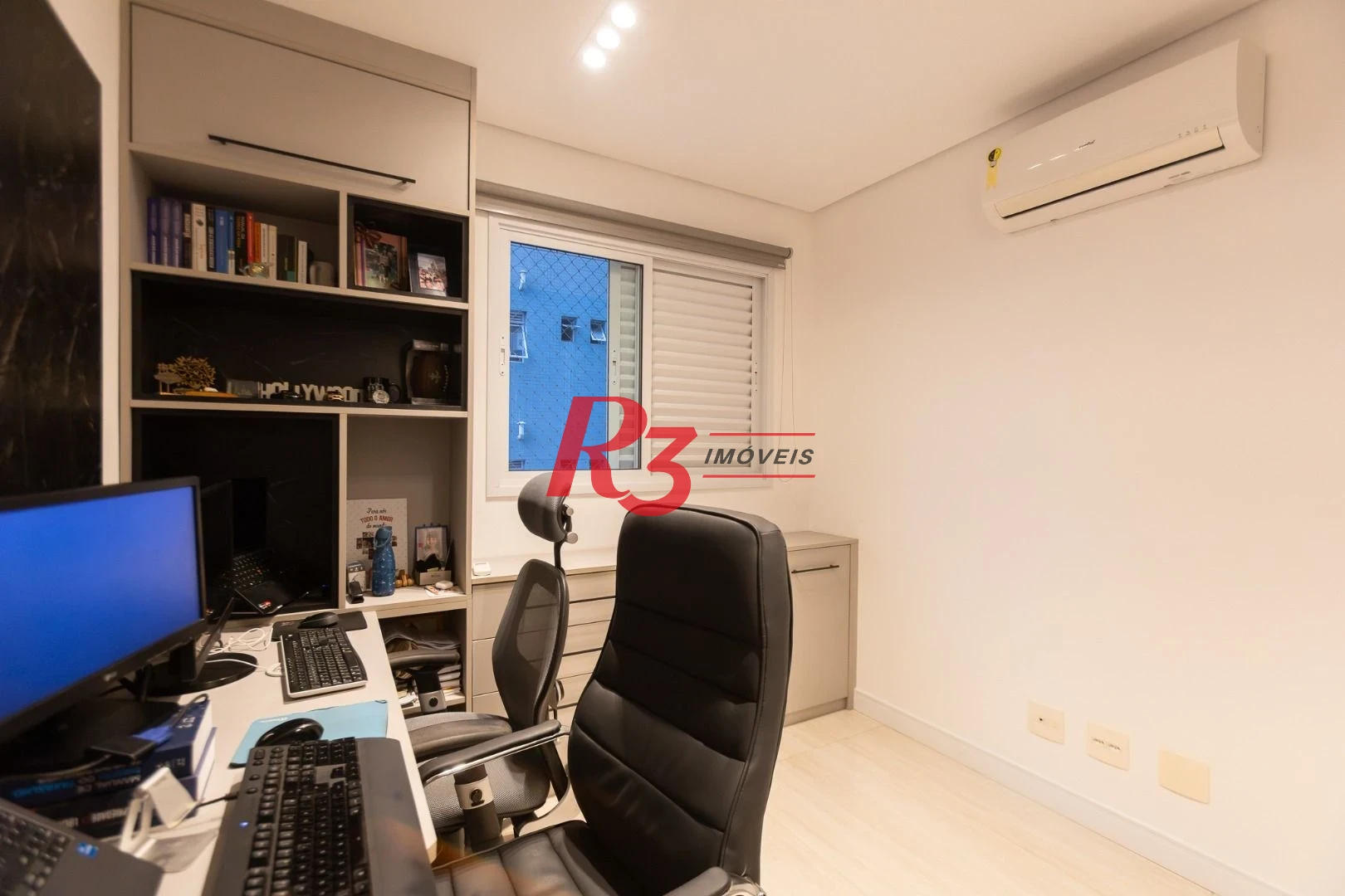 Apartamento com 3 dormitórios sendo 1 suíte à venda, 123 m² por R$ 1.630.000 - Ponta da Praia - Santos/SP