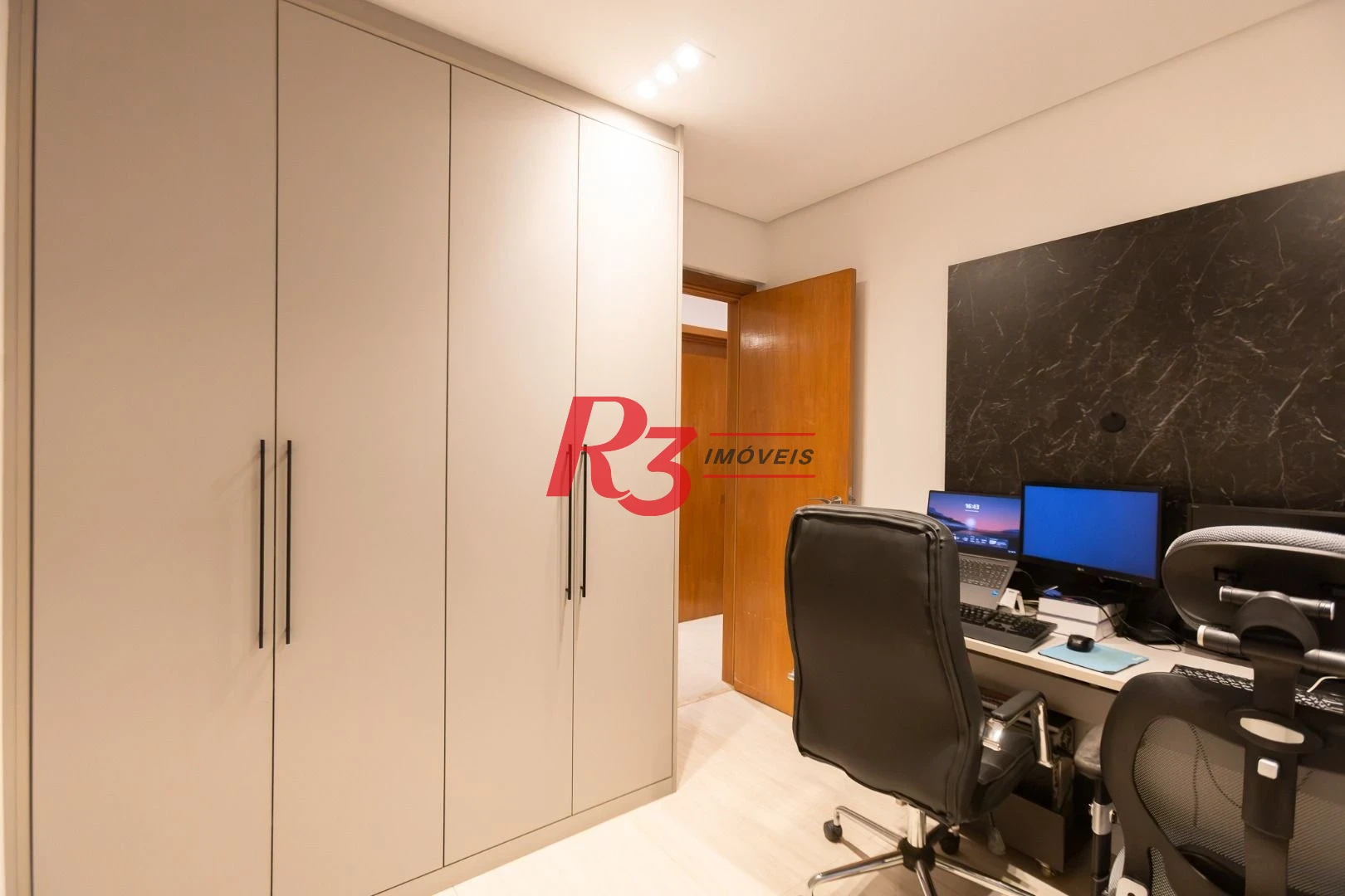 Apartamento com 3 dormitórios sendo 1 suíte à venda, 123 m² por R$ 1.630.000 - Ponta da Praia - Santos/SP