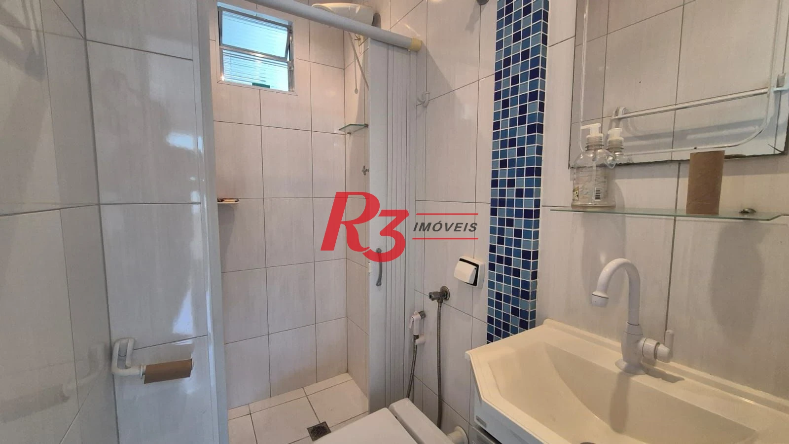 Oportunidade à venda em prédio na orla de Santos, excelente studio ótimo, 1 vaga, prédio bem conservado, oportunidade!