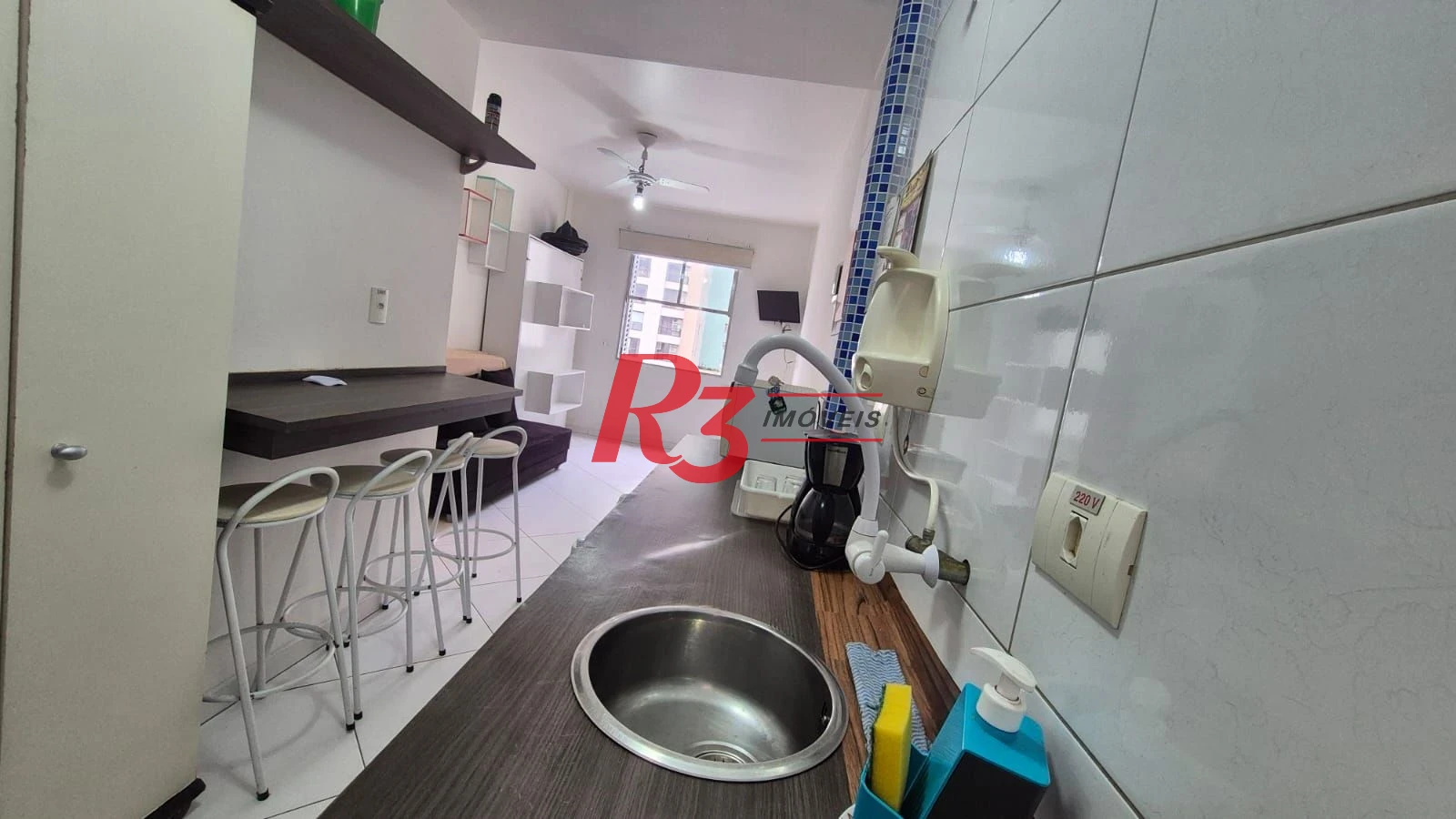 Oportunidade à venda em prédio na orla de Santos, excelente studio ótimo, 1 vaga, prédio bem conservado, oportunidade!