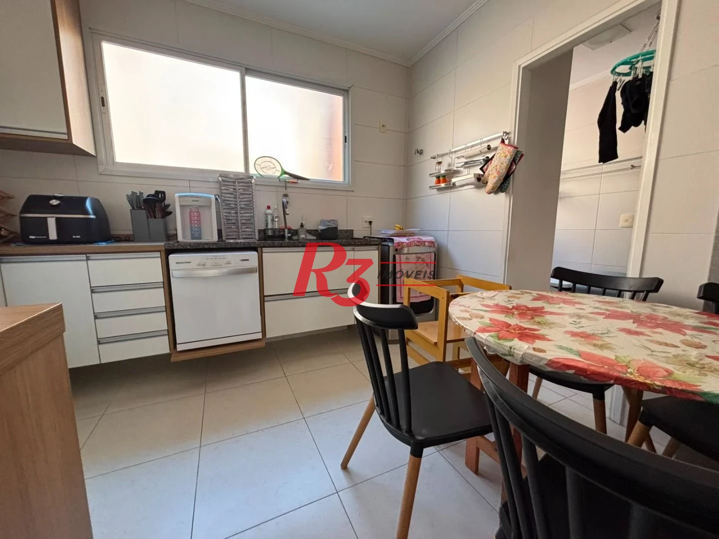 Casa em VILLAGIO 2 suites, 2 vagas condominio com piscina