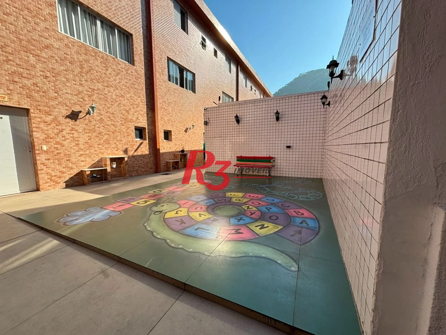 Casa em VILLAGIO 2 suites, 2 vagas condominio com piscina